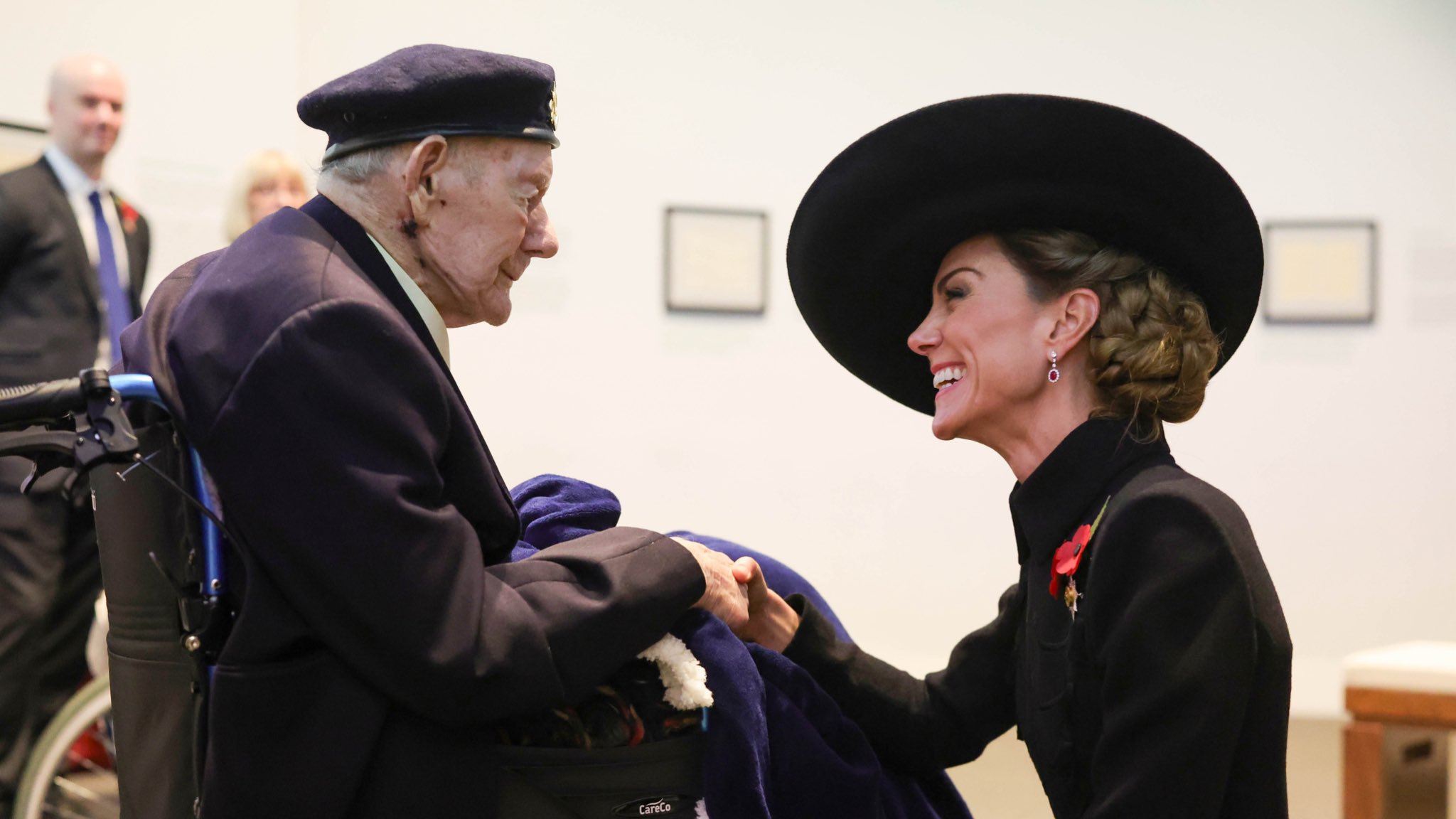 凱特王妃與100歲的二戰老兵唐納比爾瑞德斯頓求教長壽祕訣。（翻攝X@KensingtonRoyal）