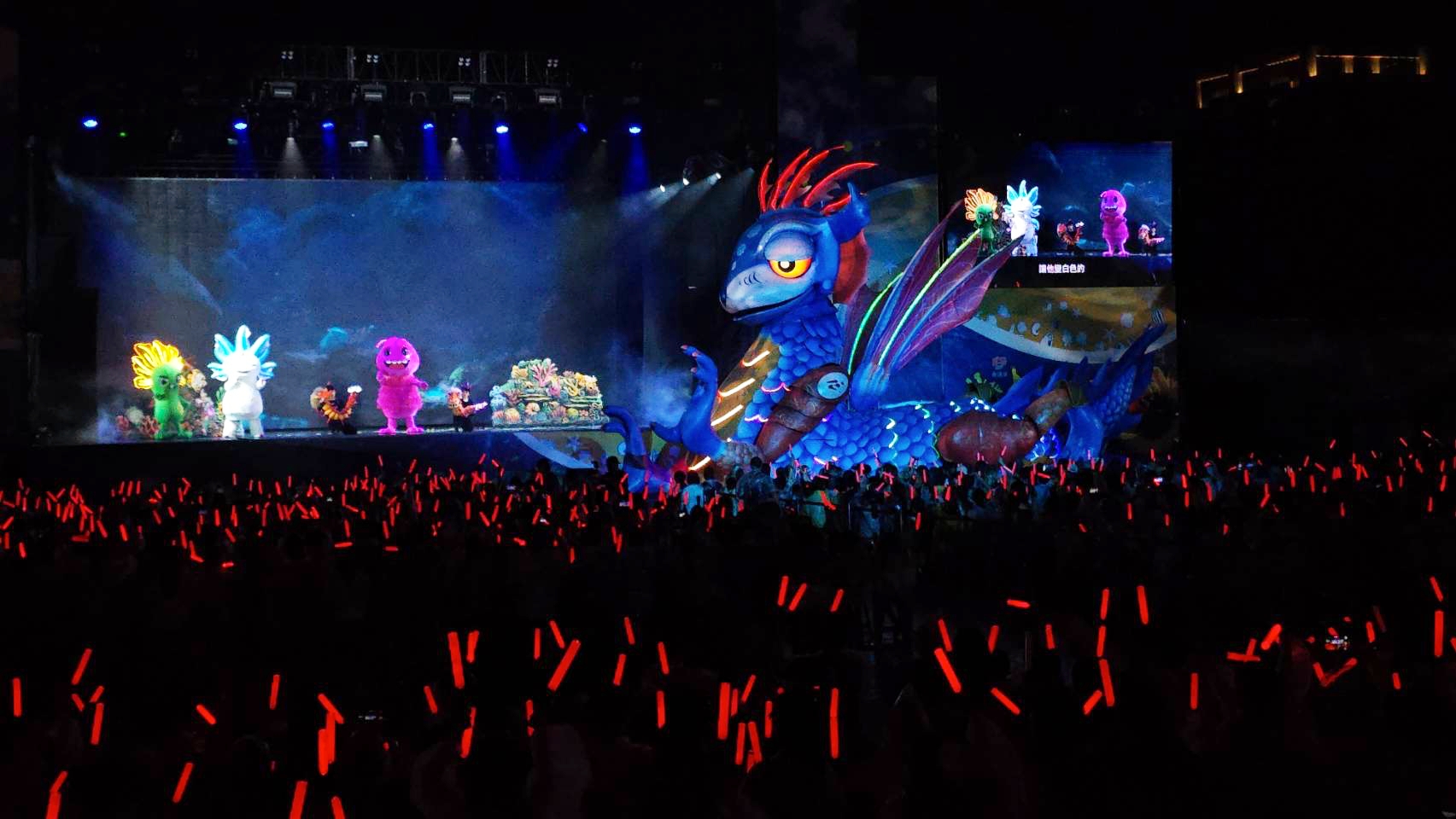 客家親子劇《燈怪》今（19日）在兩廳院廣場演出，現場4,500名觀眾都沒被大雨嚇跑。