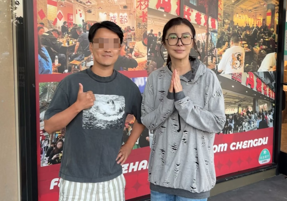 王祖賢(右)在美國街頭被網友偶遇,親切合照。(翻攝小紅書)