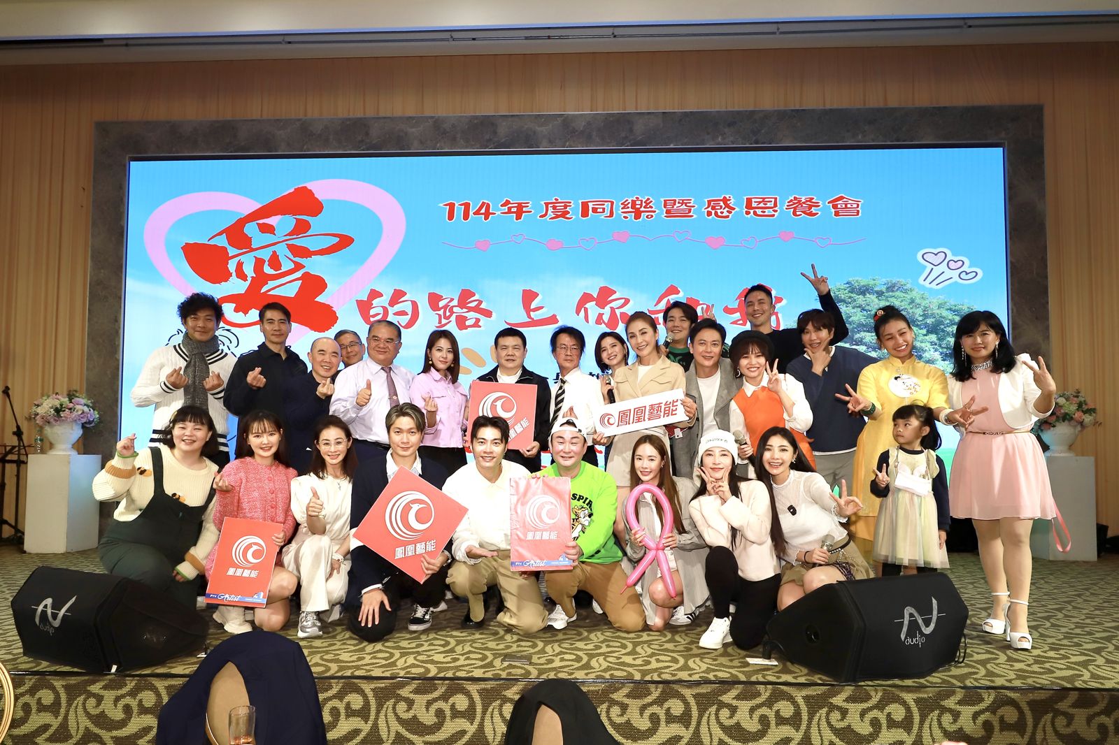 王燦、蘇晏霈、宮美樂、黃少谷等人大合照。(民視提供)
