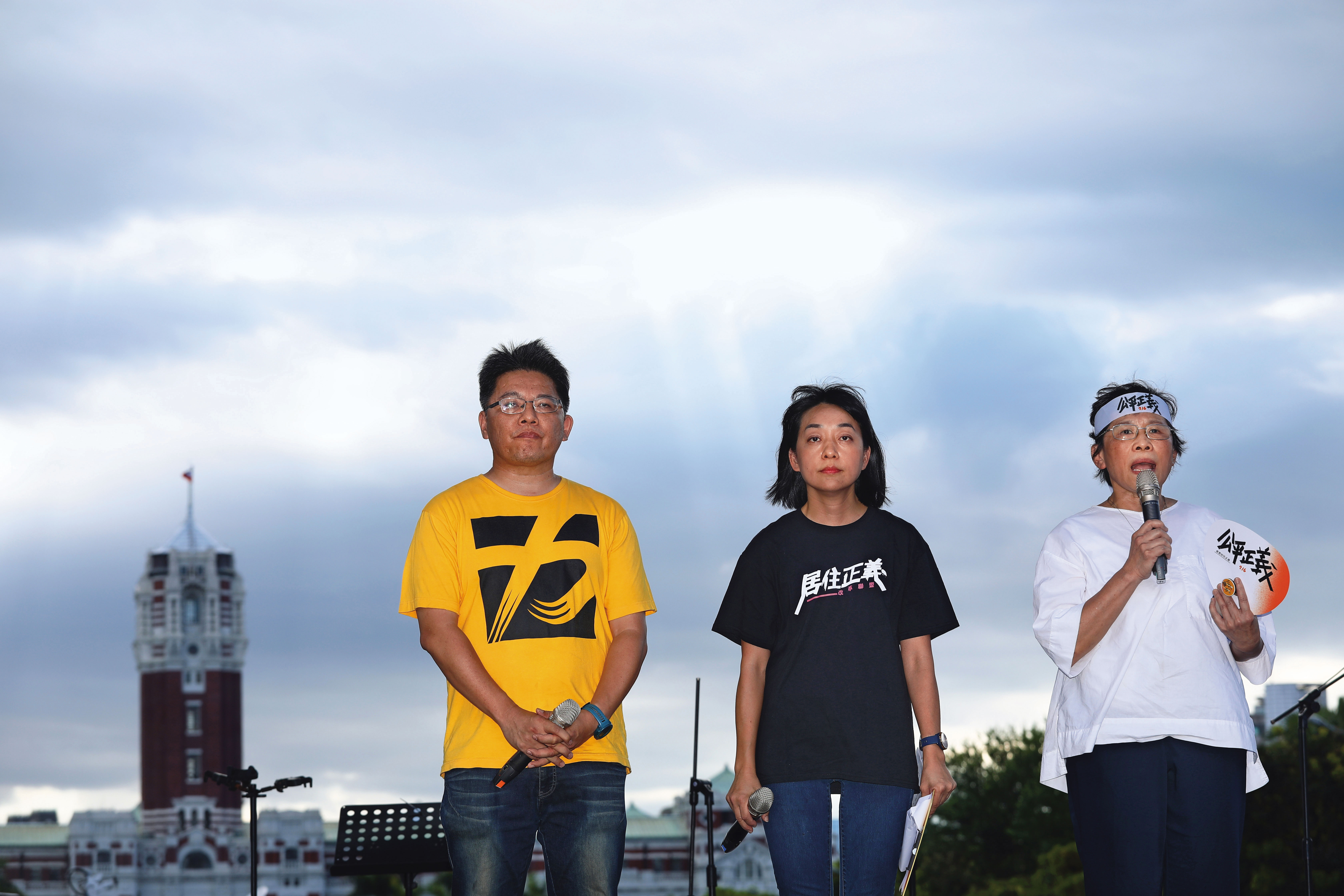 王婉諭（中）在716凱道遊行宣講，重砲抨擊柯文哲。（杭大鵬攝）