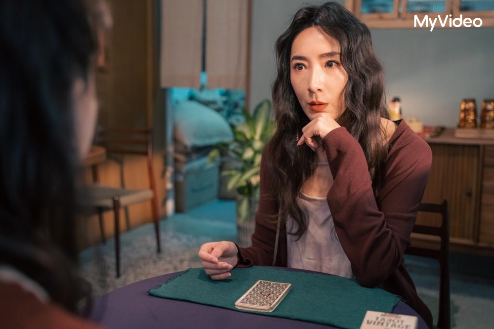 隋棠在《歡迎光臨 二代咖啡》大撲街，遭鳳小岳撞見。（圖：台灣大哥大MyVideo提供）