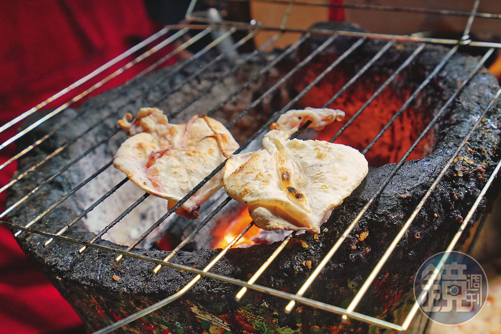 不沾醬的海味烤透抽，是攤位熱賣商品。（依大小不同25元起／隻）