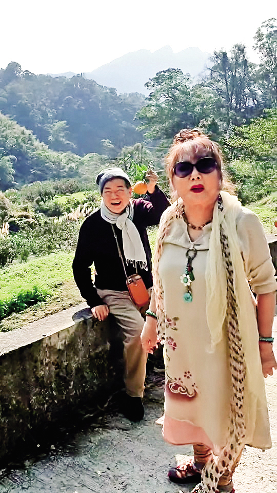 廖峻（左）出事後隱居新竹山上，澎澎（右）每週前往關心。（翻攝自廖峻澎澎粉噗團臉書）