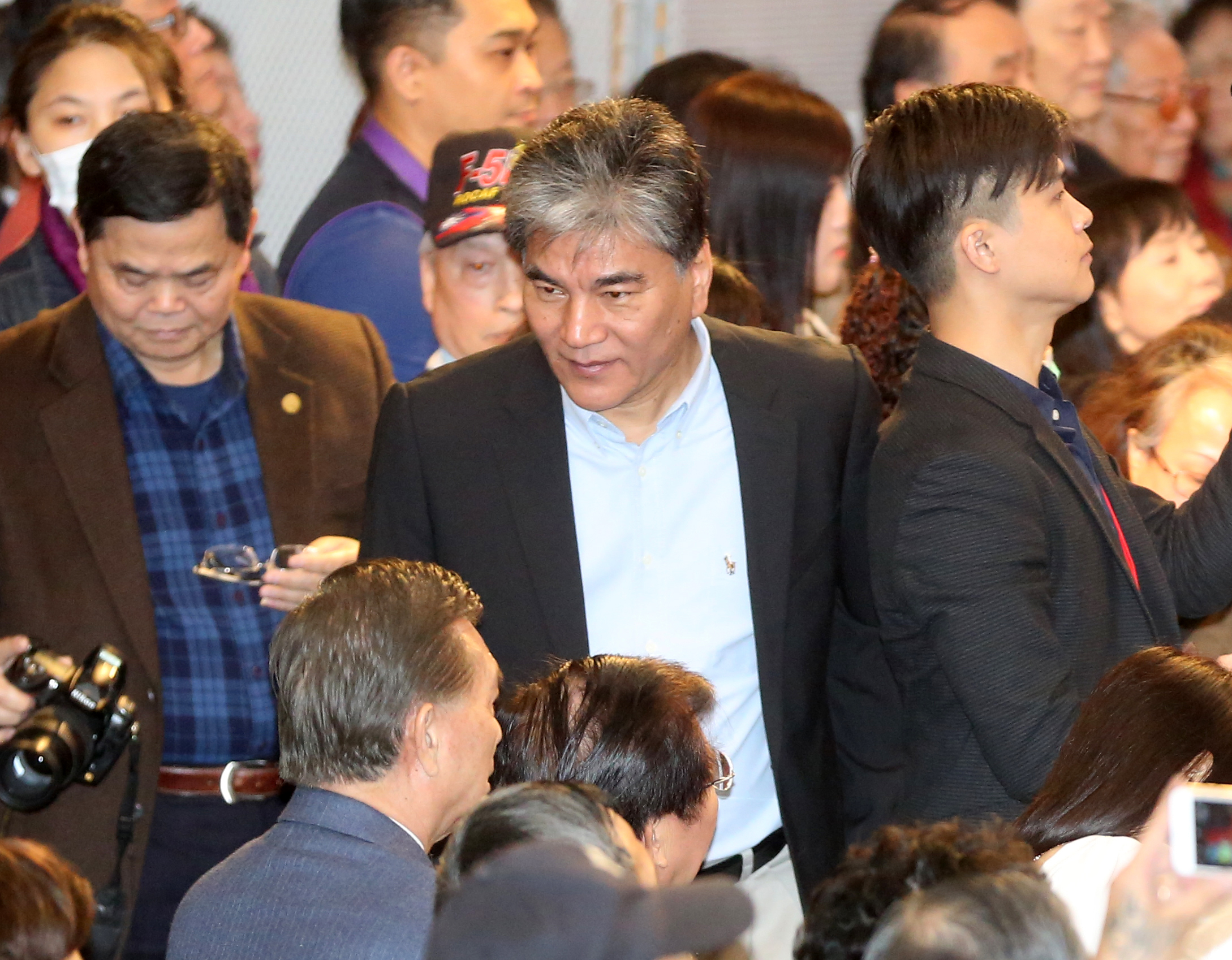 李鴻源說明不能爆破的原因，認為目前只能預警、疏散。（本刊資料照）