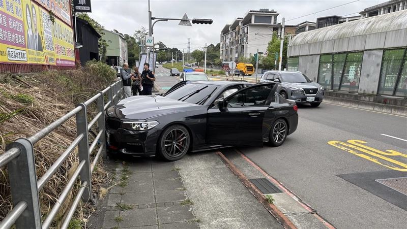 BMW轎車突然失控撞上人行護欄。（翻攝畫面）