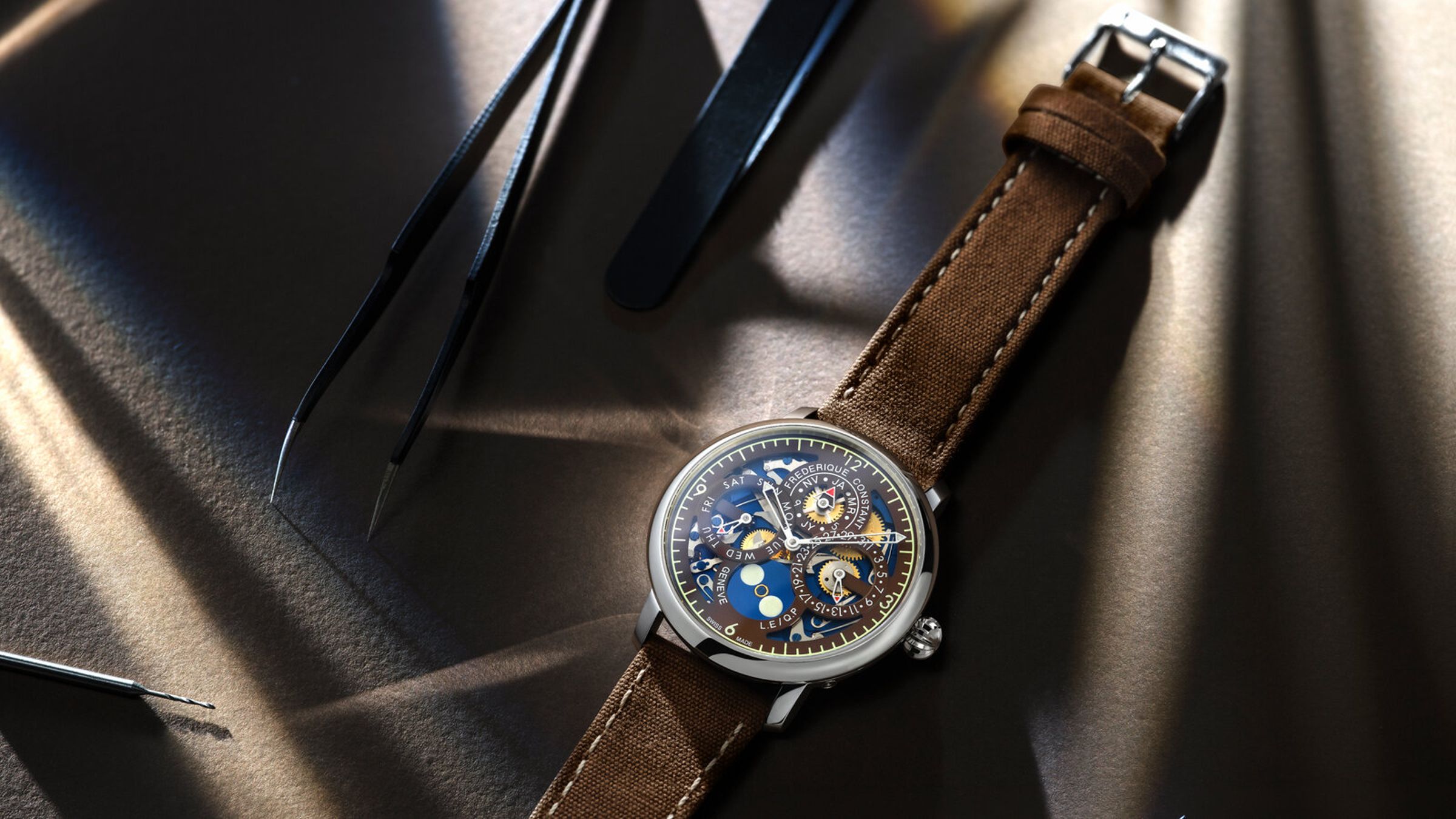 2022年,英國鐘錶大師Peter Speake創辦的The Naked Watchmaker網站與康斯登展開合作,打造聯名的萬年曆限量錶。