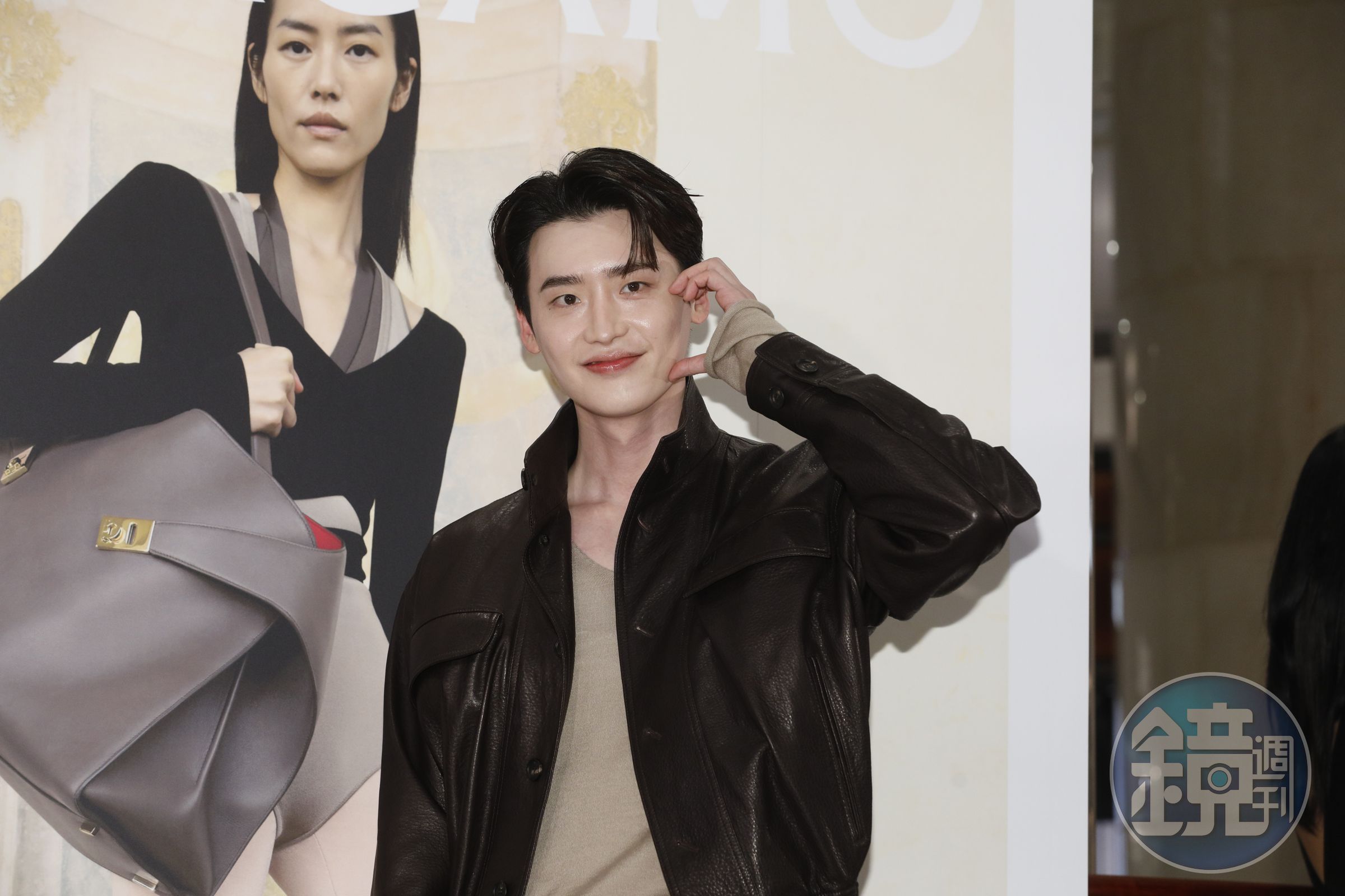李鍾碩可愛的臉頰愛心。