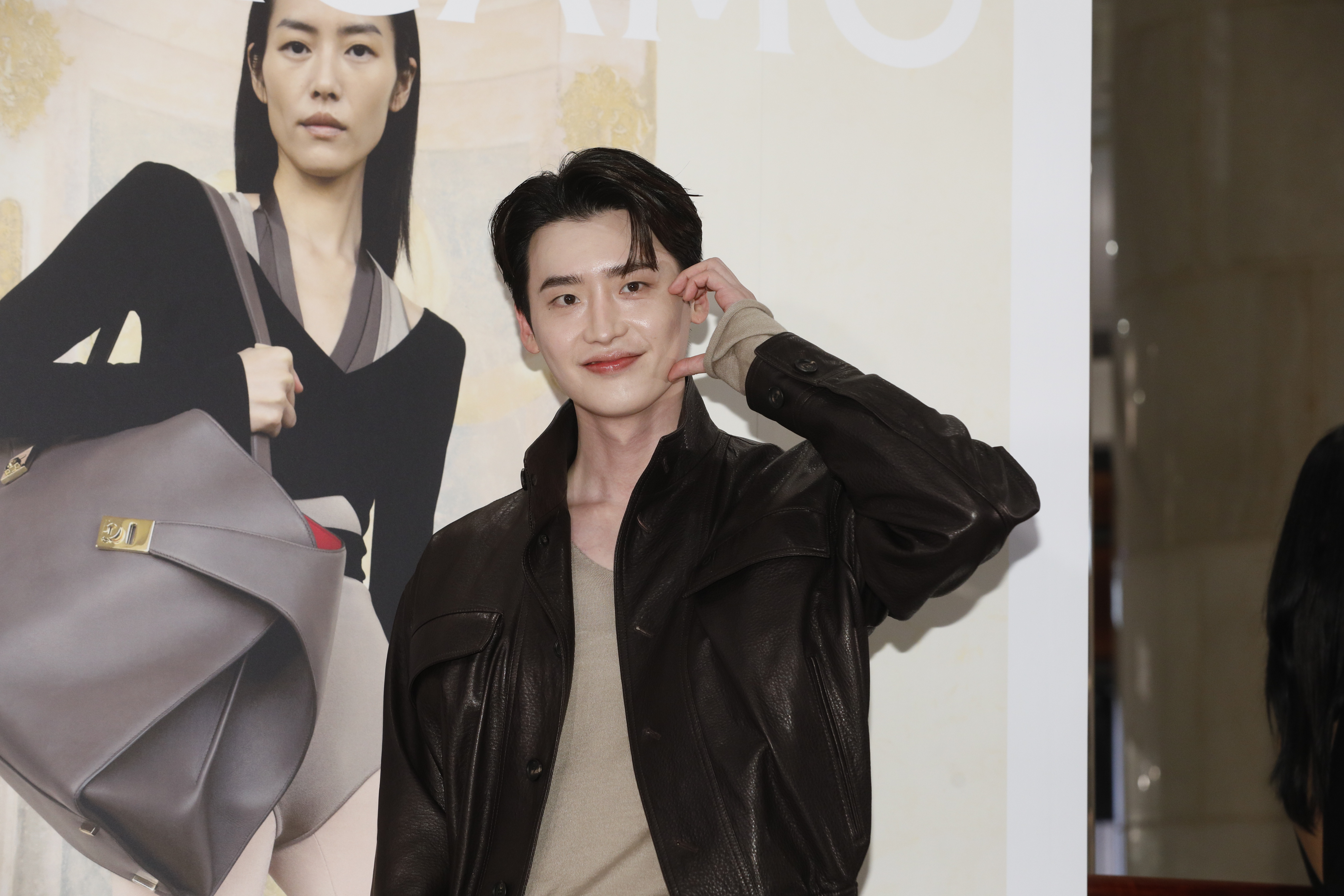 李鍾碩可愛的臉頰愛心。