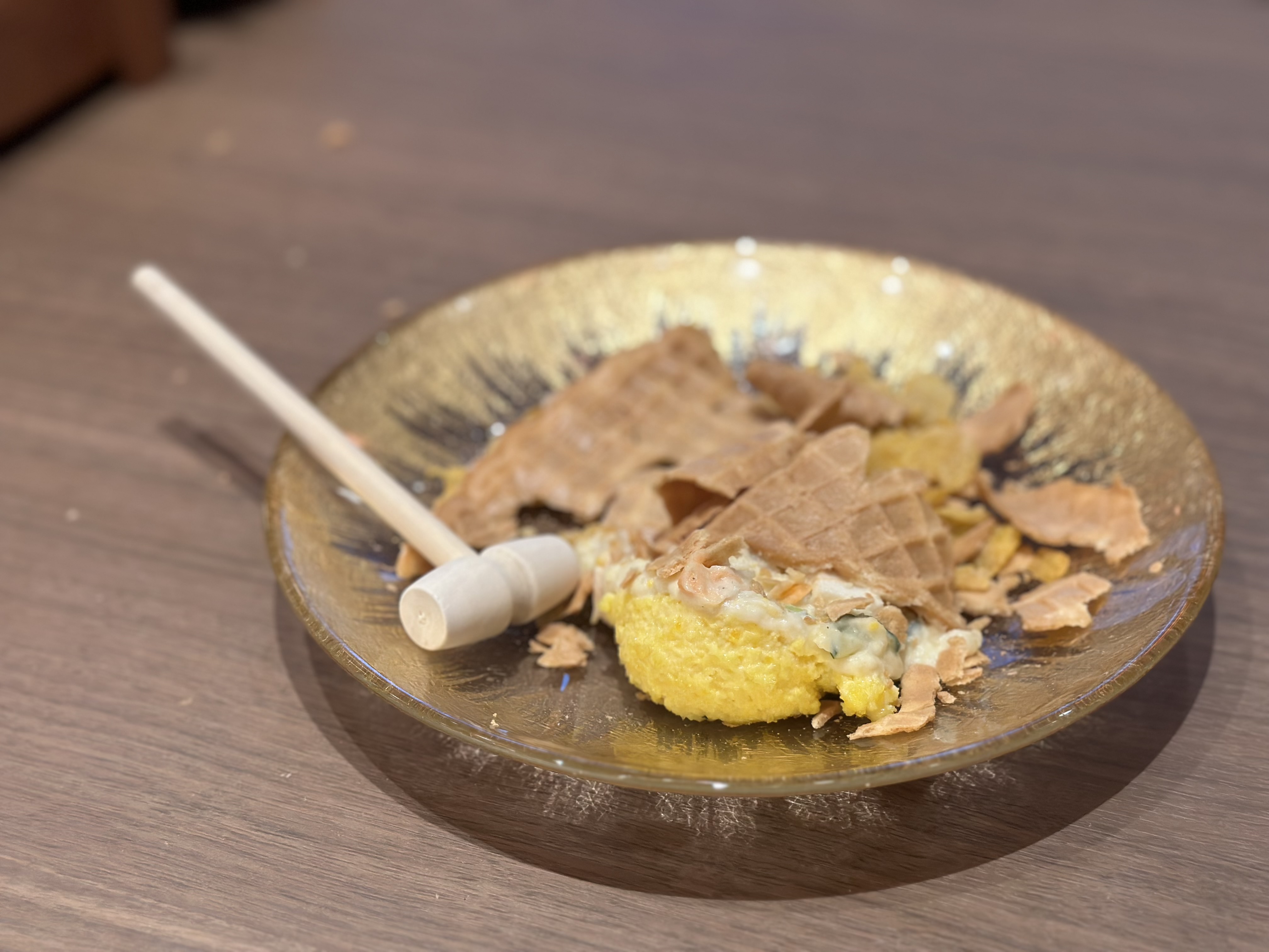 吃甜筒沙拉前要用槌子把餅乾敲碎，一起享用更有口感層次。