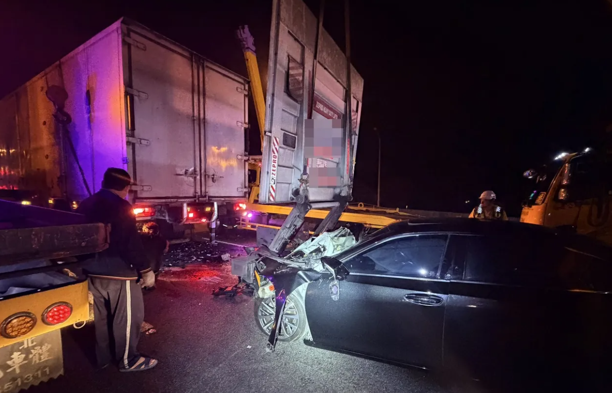 國道一號北上桃園路段23日發生死亡車禍,死者為知名小兒科醫師。(翻攝畫面)