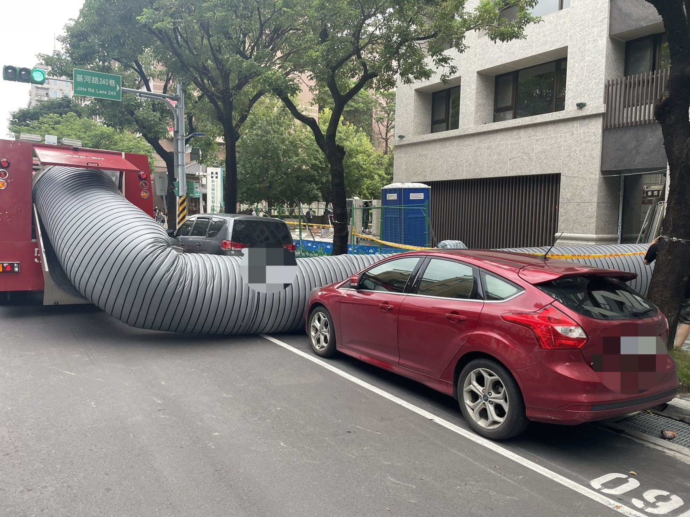 現場啟動排風工具排除有毒氣體。（警方提供）