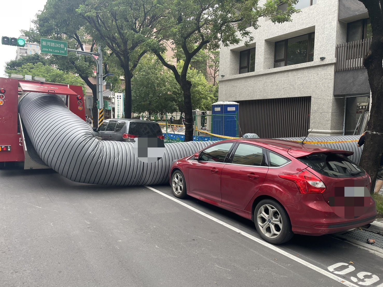 現場啟動排風工具排除有毒氣體。（警方提供）