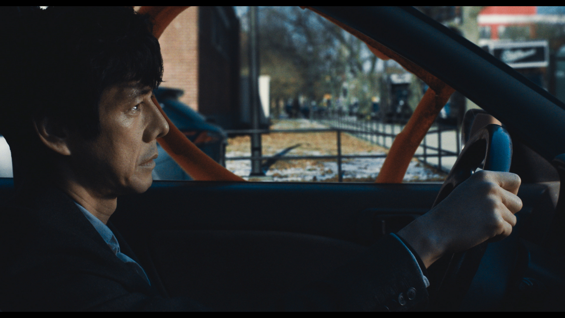 西島秀俊在《最親愛的陌生人》開著中古代步車，行駛時的刺唵吱吱聲竟是音效大師杜篤之操刀。（甲上電影提供）