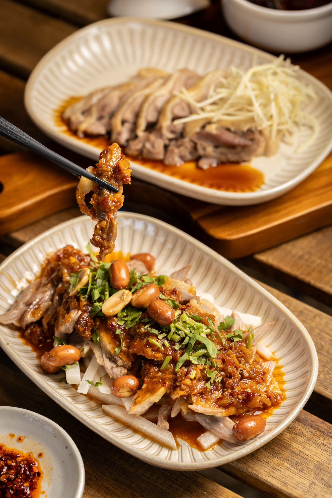 「口水鴨」的獨門醬料使之嘗起來酸辣度剛好，有獨特風味。（前，150元／份）