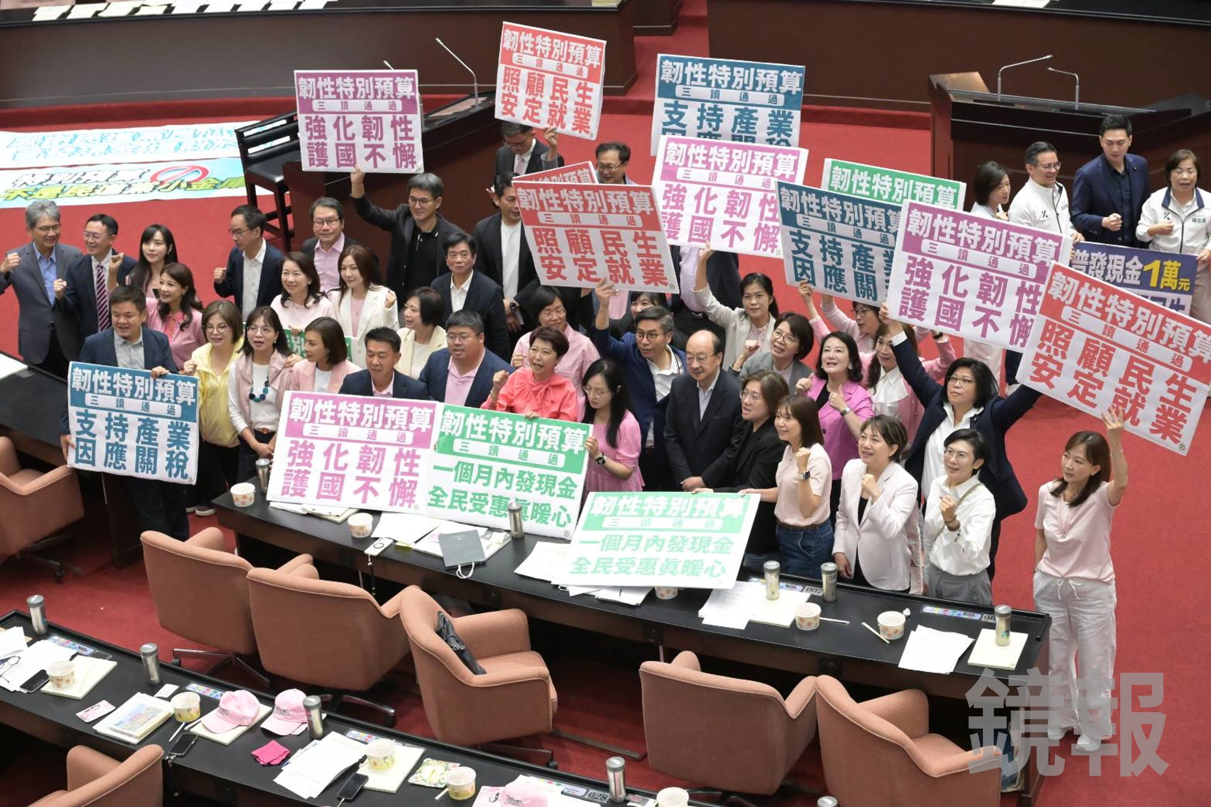 綠營慶祝通過韌性特別條例、強化國防、照顧民生。（鏡報林煒凱）