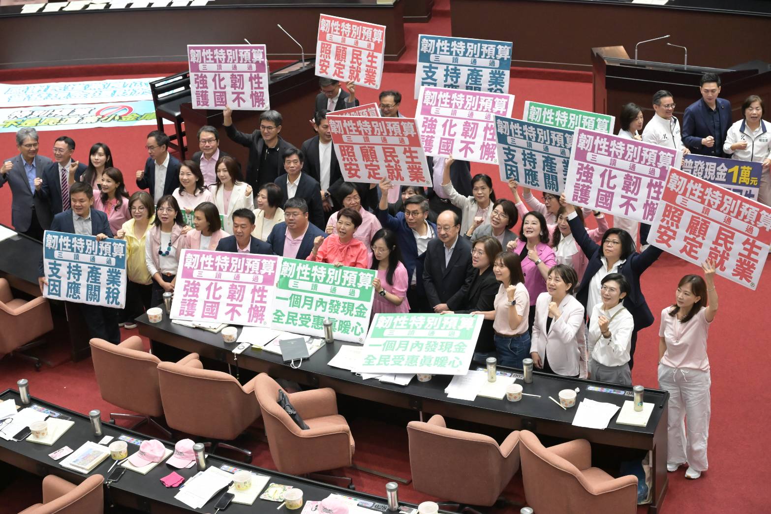綠營慶祝通過韌性特別條例、強化國防、照顧民生。（鏡報林煒凱）