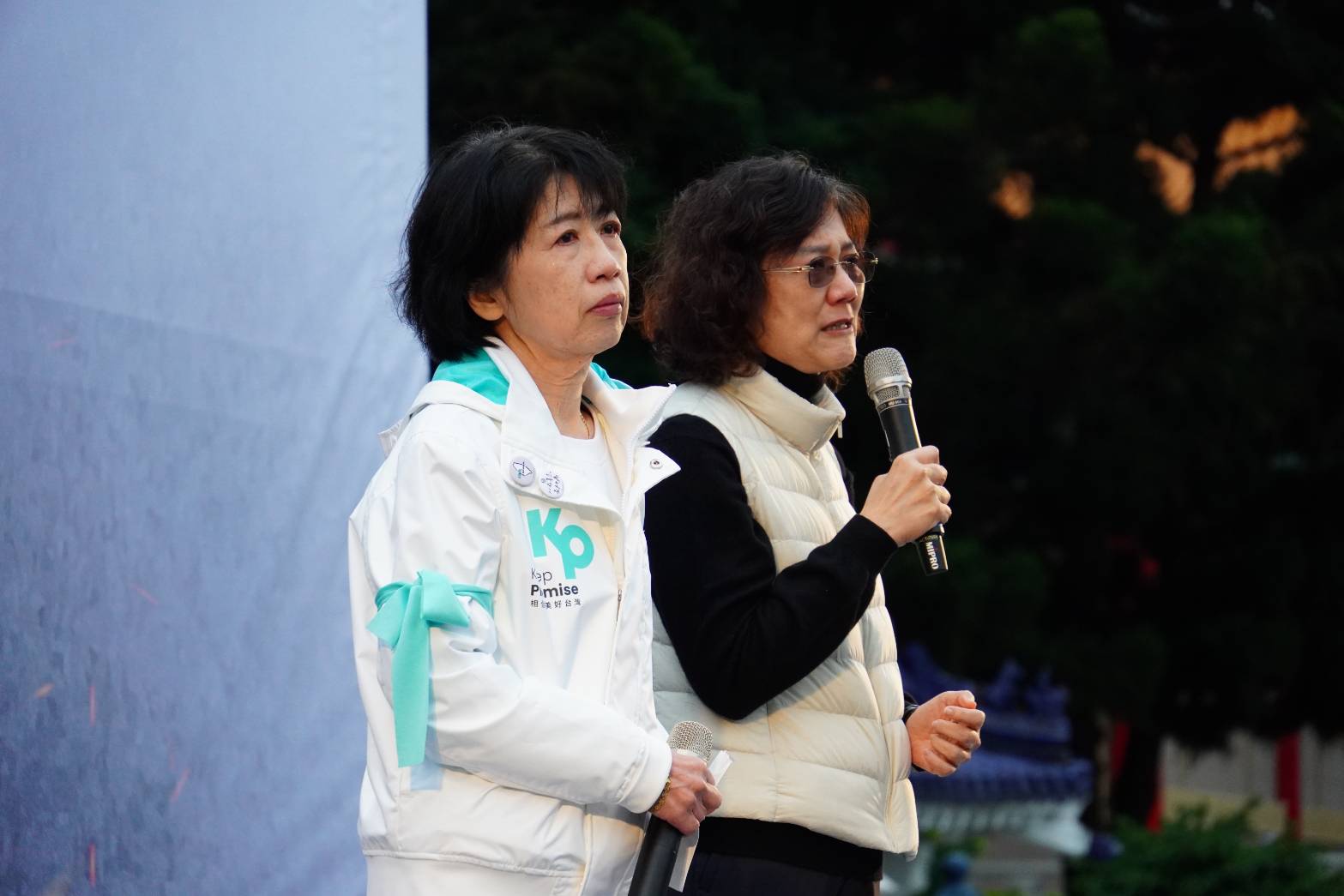 民眾黨「111釘孤枝」活動，柯文哲胞妹柯美蘭、妻子陳佩琪上台致詞。