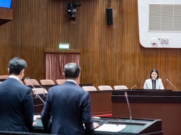 立委邱若華針對桃園各項交通建設，質詢行政院長卓榮泰、交通部長陳世凱，2人均給予正面回應。（邱若華辦公室提供）