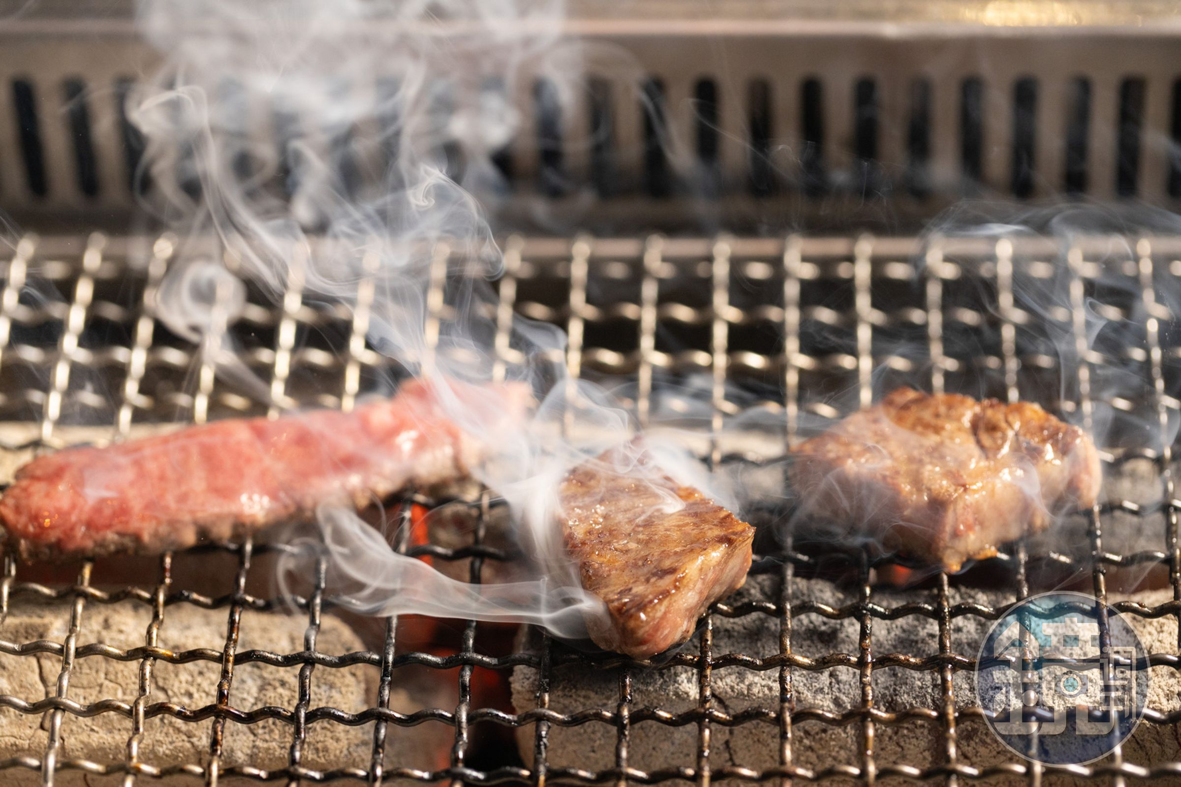 谷炭燒肉主打中價位高品質的肉品，全程有桌邊服務為客人烤肉。