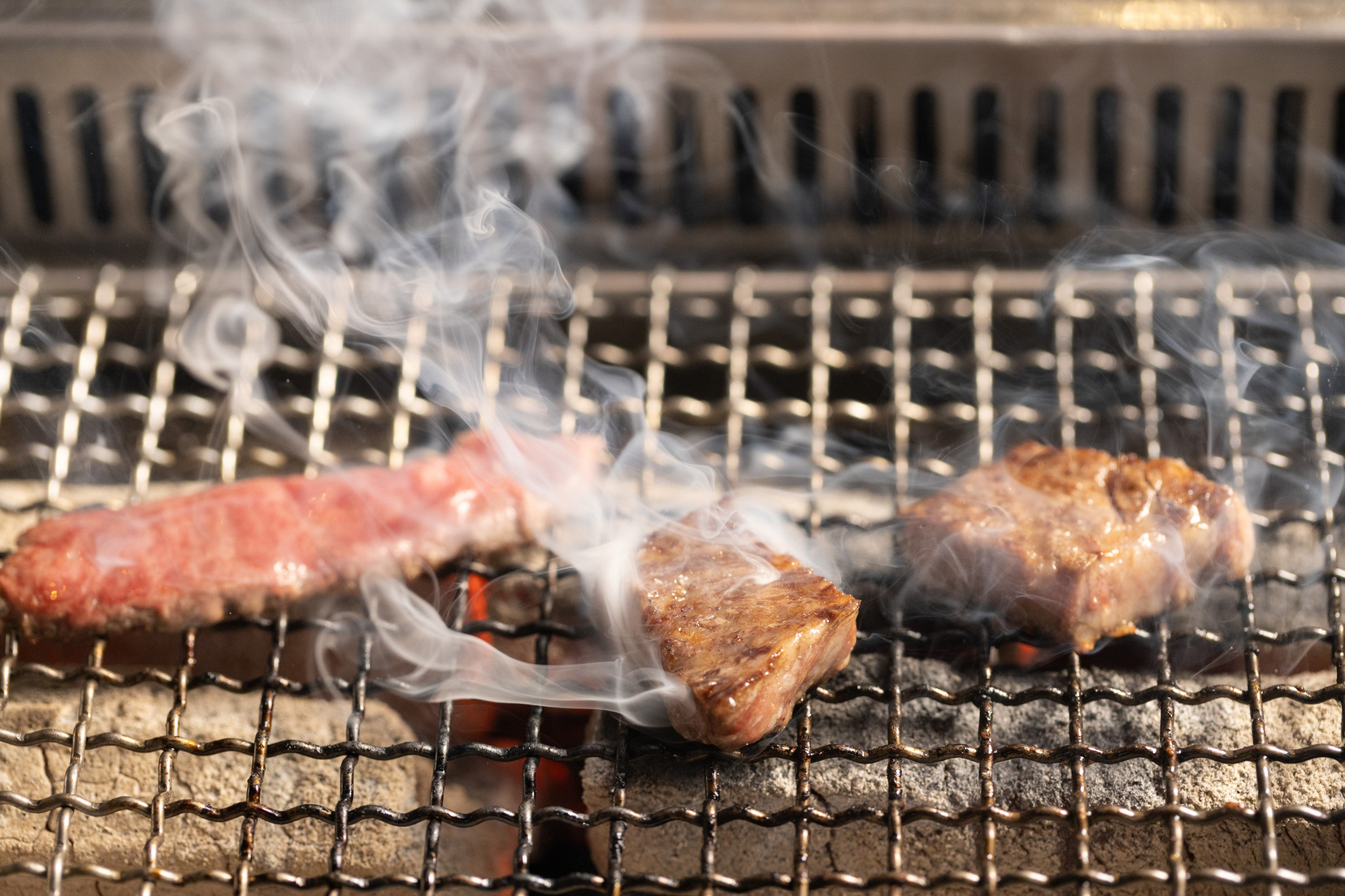 谷炭燒肉主打中價位高品質的肉品，全程有桌邊服務為客人烤肉。