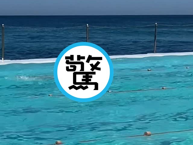 一名女子一邊游仰式，一邊做「這件事」，讓上萬名網友看傻眼。（翻攝browncardigan IG）