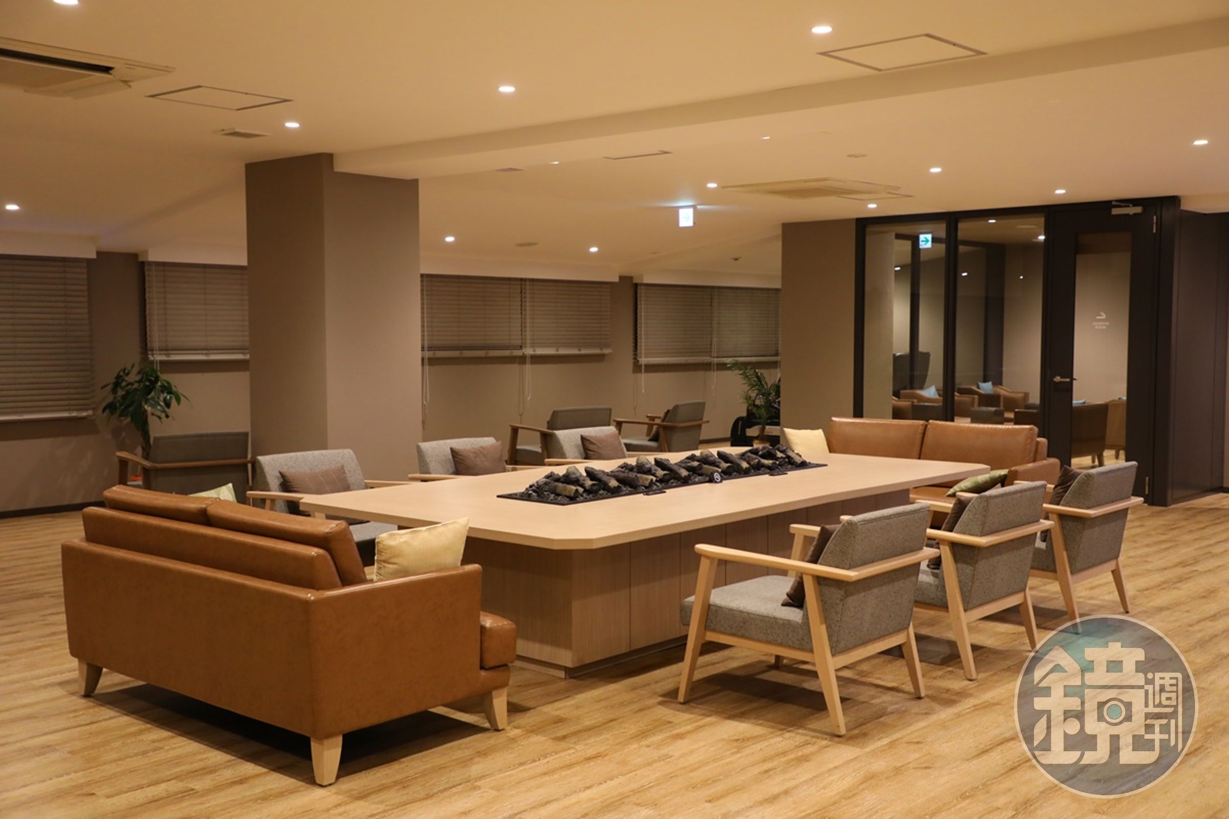 Lounge的長桌中央有一座電火爐,為室內帶來暖意。