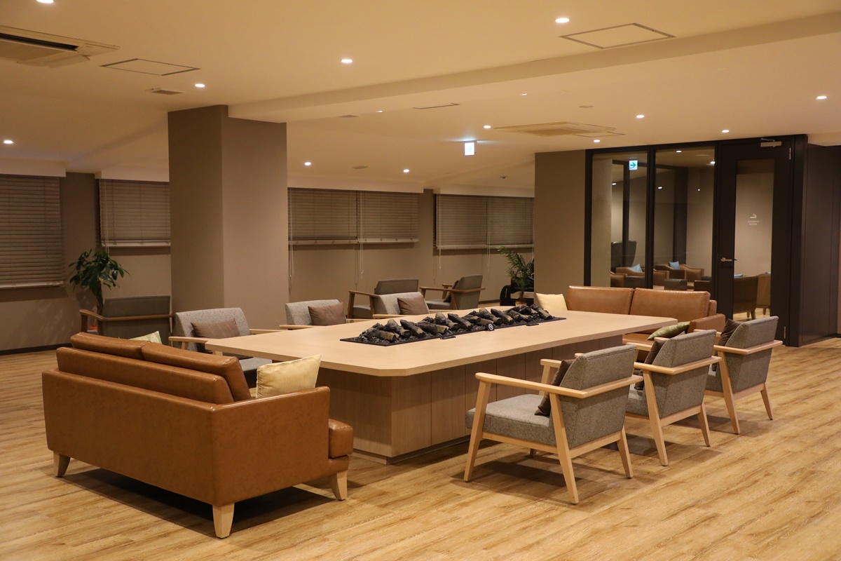 Lounge的長桌中央有一座電火爐，為室內帶來暖意。