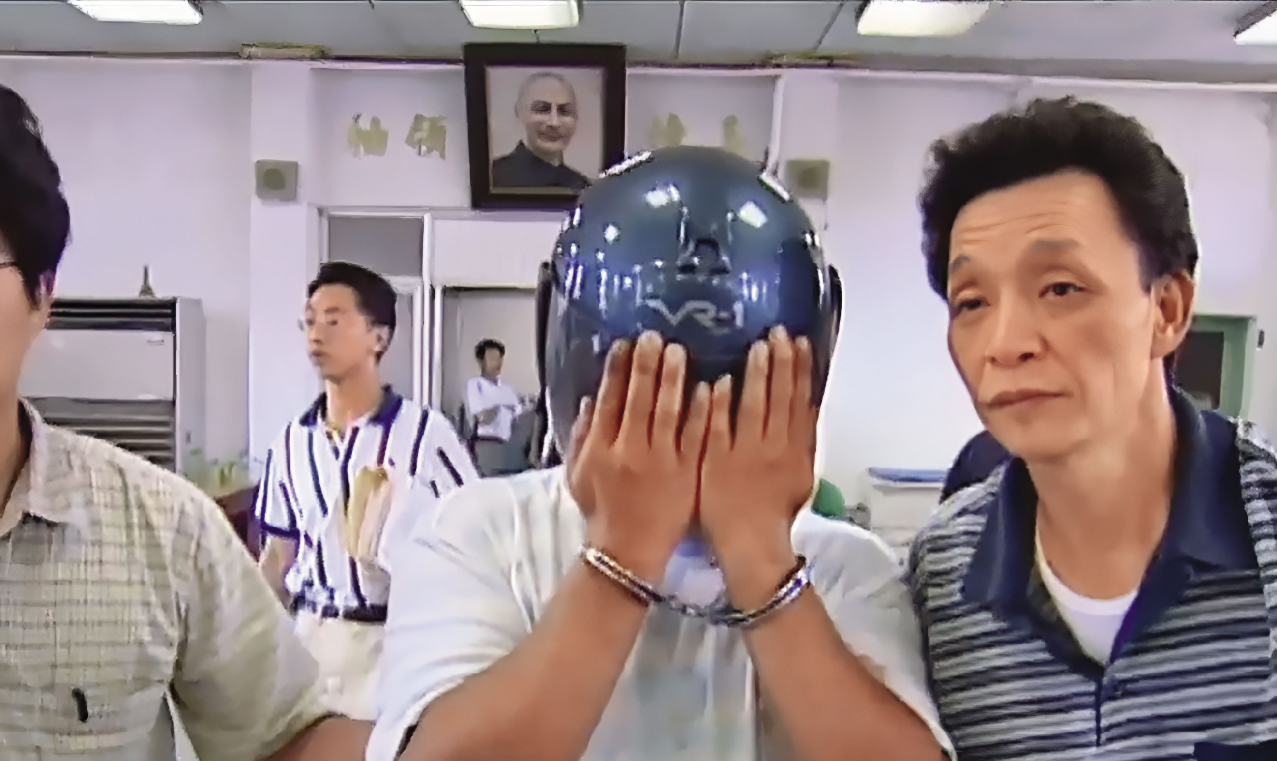 張玉庭（中）因購車糾紛殘忍燒死女業務員，遭判死刑、槍決伏法。（翻攝東森新聞）