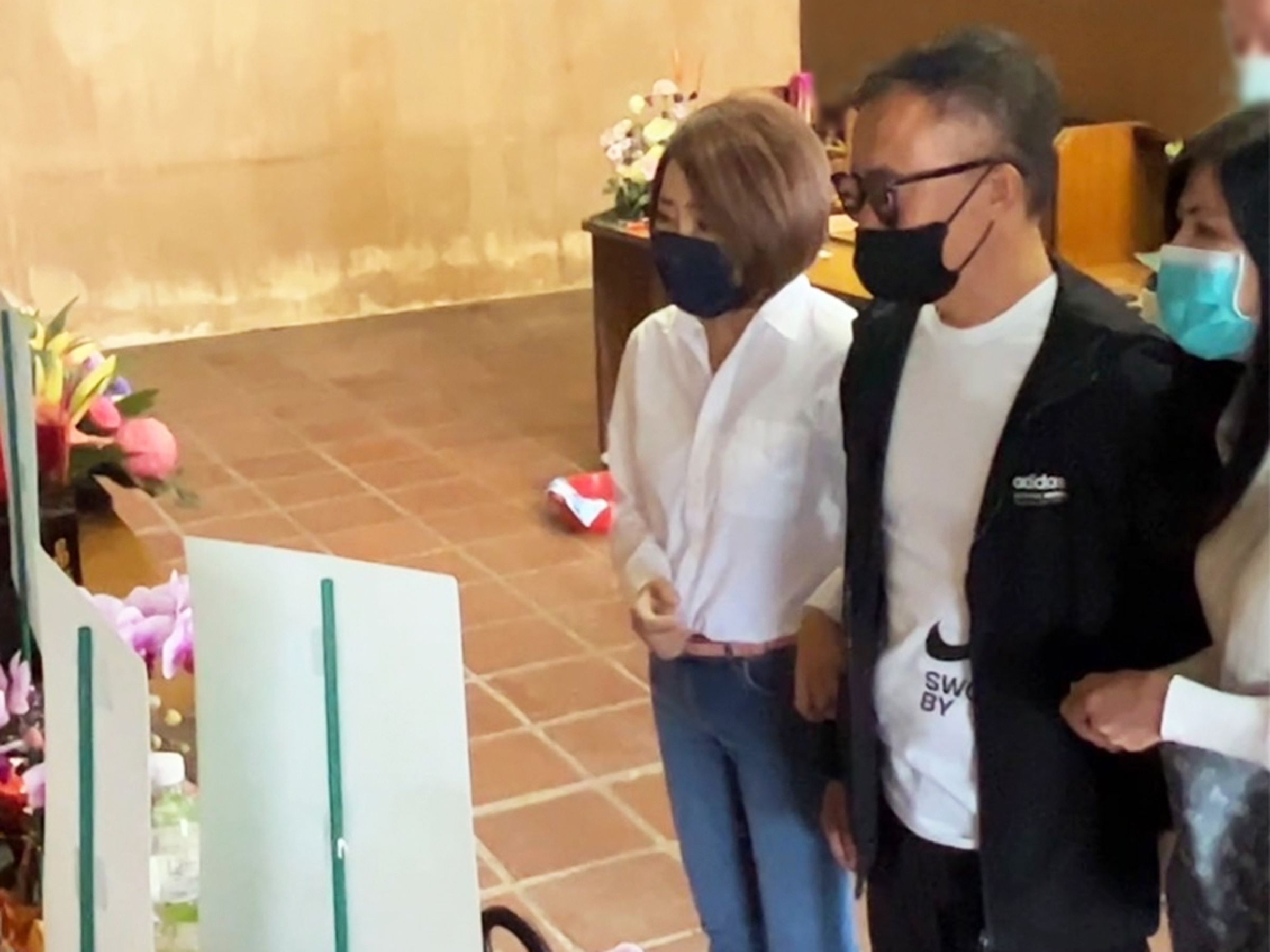 于美人到柯辰勳勳靈堂上香。(翻攝自于美人臉書)