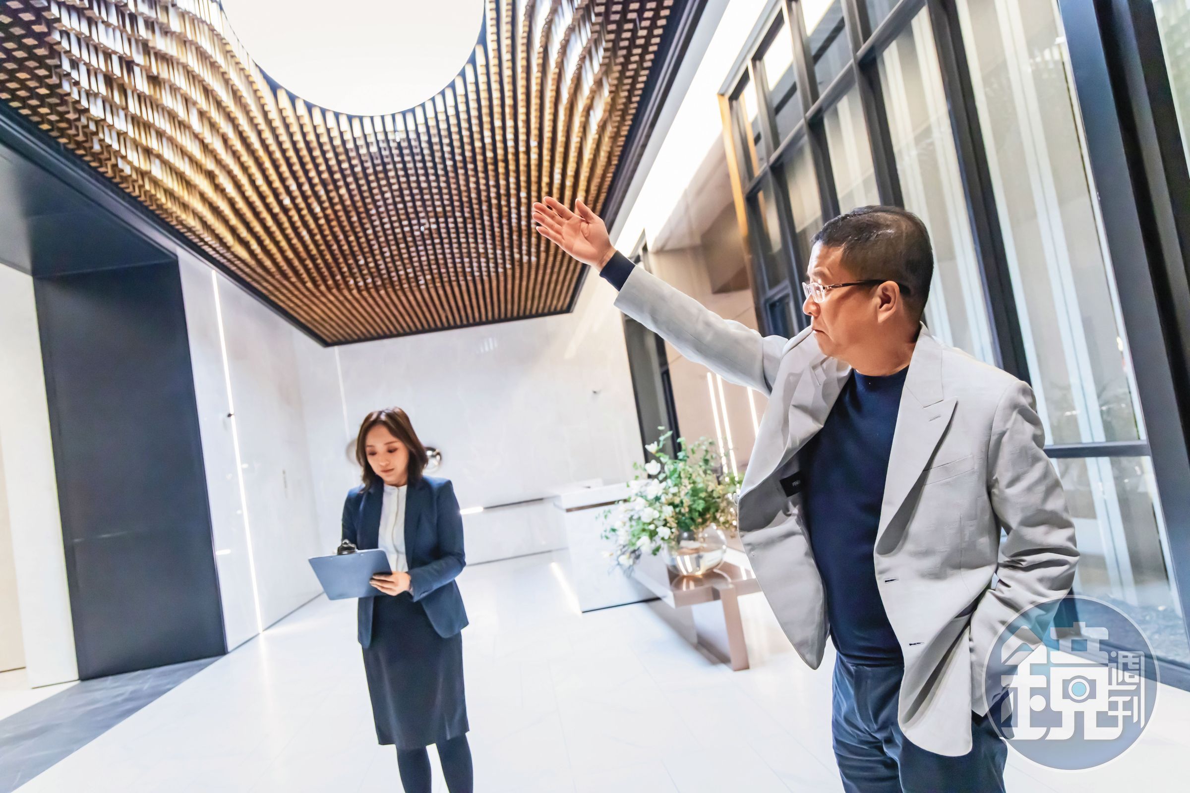 在長子引薦下,呂金發引進許多國際建築元素,採先建後售、剛完工的建案「一央清」大廳,斥資千萬元以3,700根松木建構天花板層次。