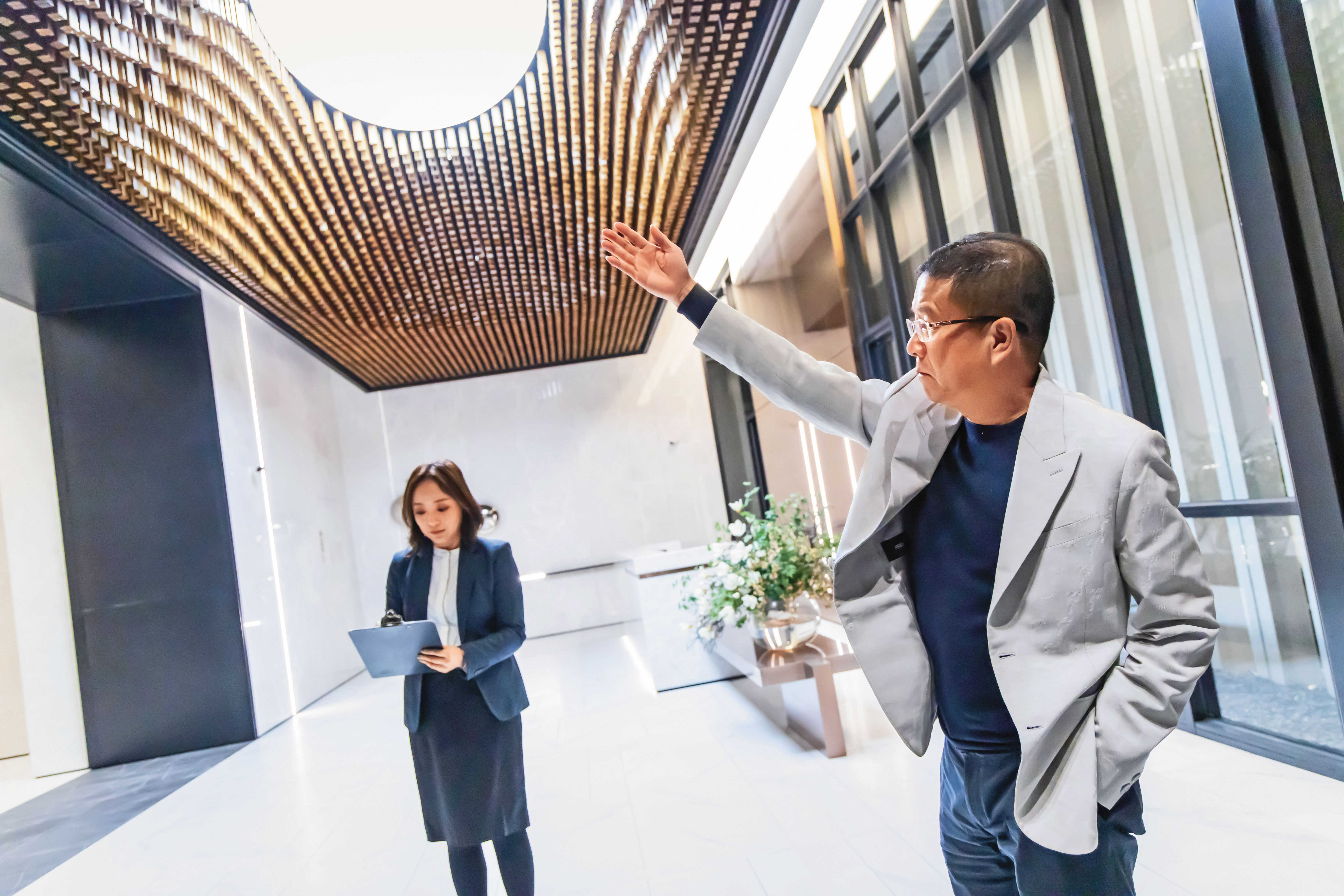 在長子引薦下,呂金發引進許多國際建築元素,採先建後售、剛完工的建案「一央清」大廳,斥資千萬元以3,700根松木建構天花板層次。