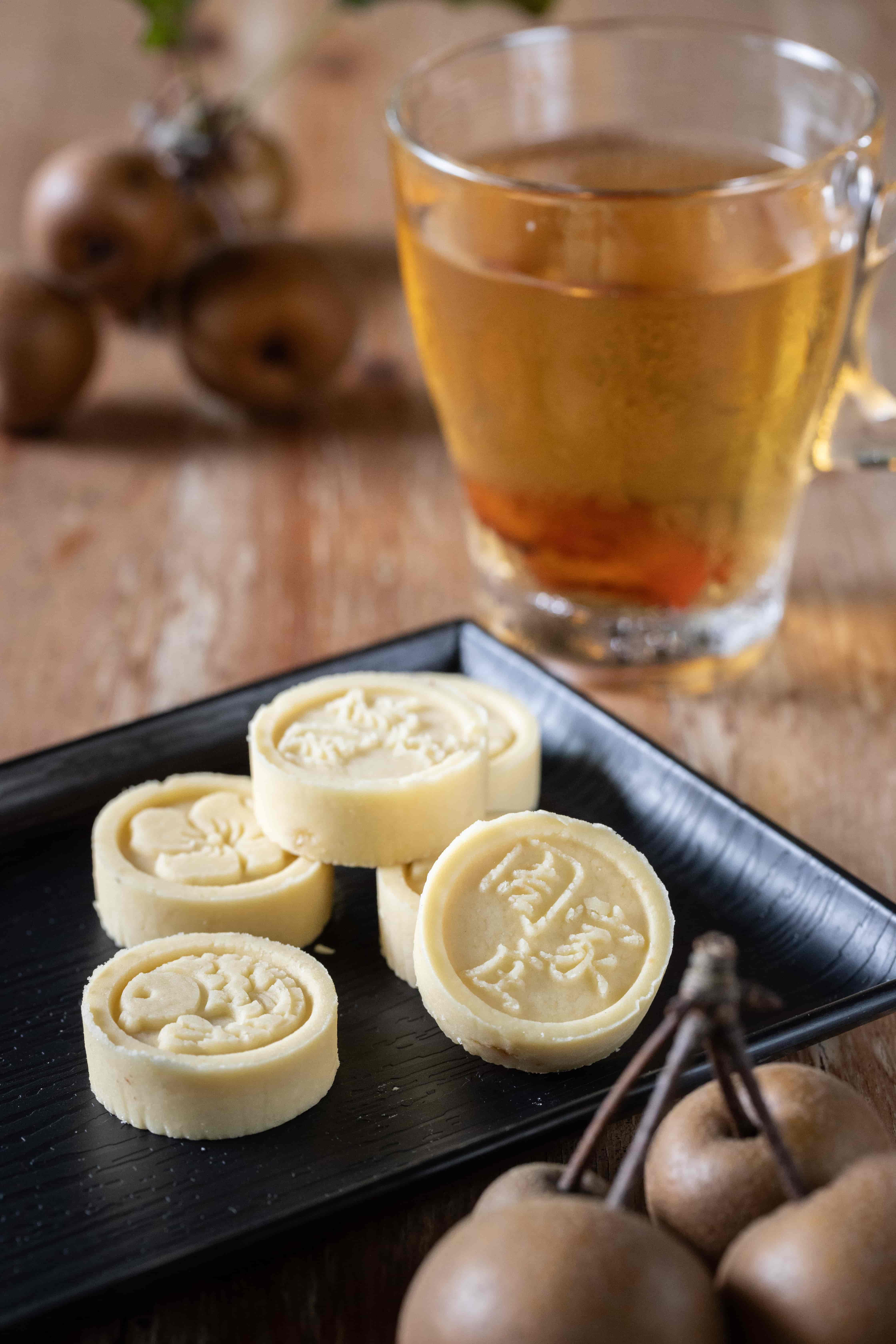 純手工自製的「綠豆糕」甜軟帶綿，除了有仙楂，還有金棗口味。（100元／盒）