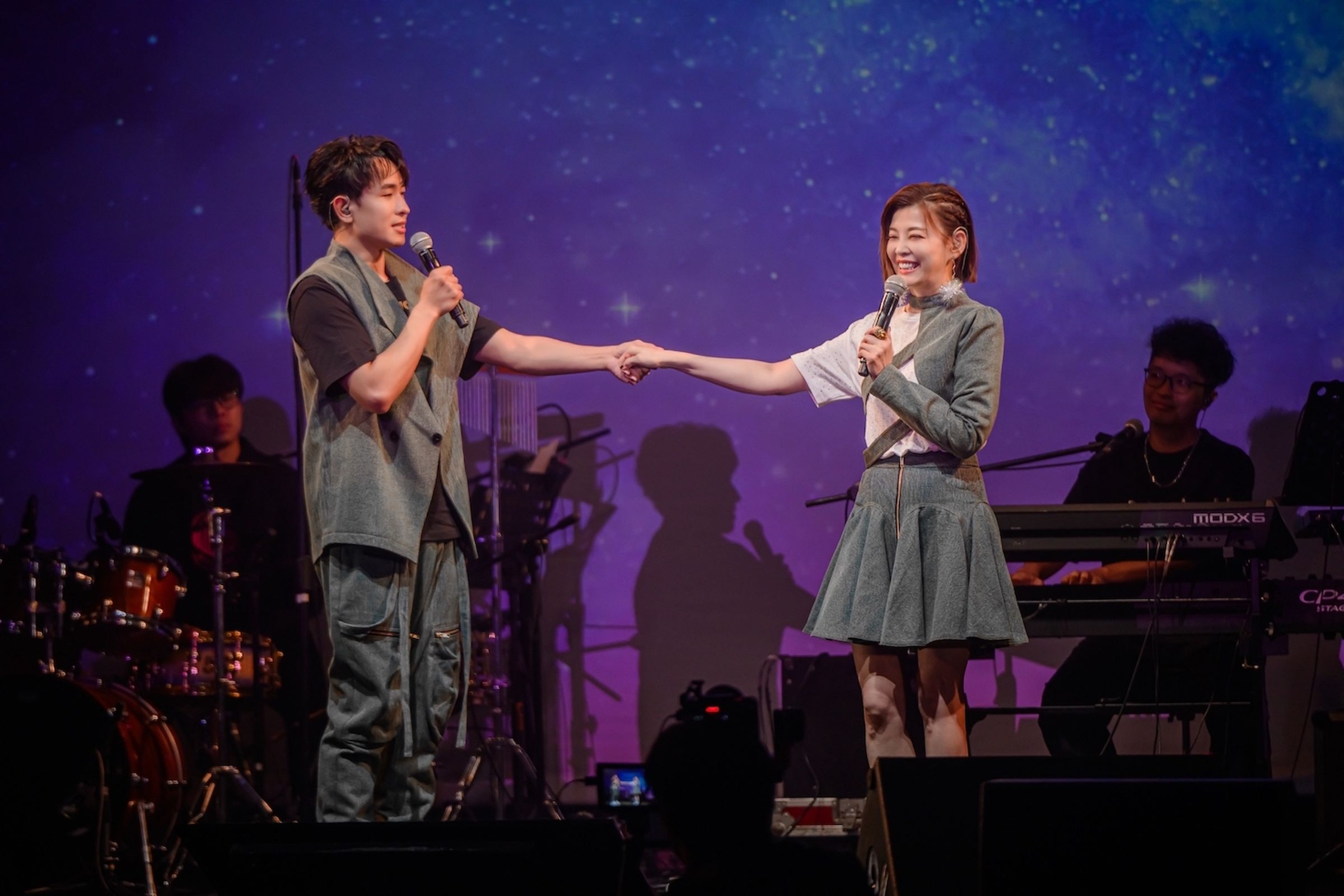 陳謙文與方馨演唱兩人對爸爸回憶的歌曲「一路上有你」、「海鷗」。（葡萄長文創工作室）