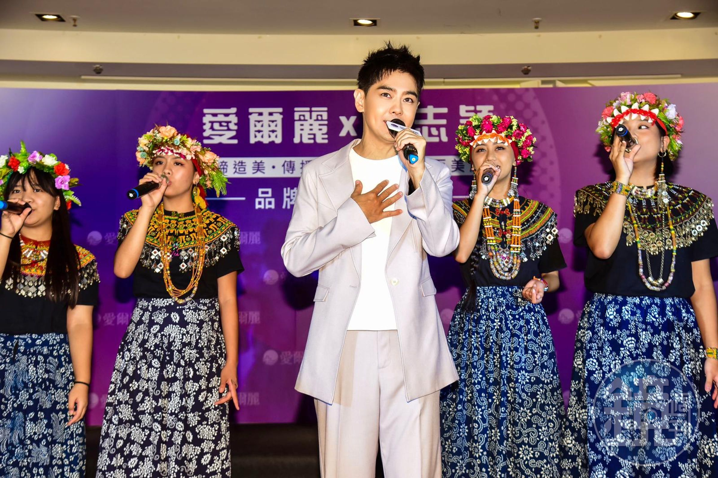 林志穎與Paiwan-pella(排灣貝拉)一起合唱〈十七歲的雨季〉,笑對團員們說:「回去跟你們爸爸媽媽說,他們才知道這首歌。」。