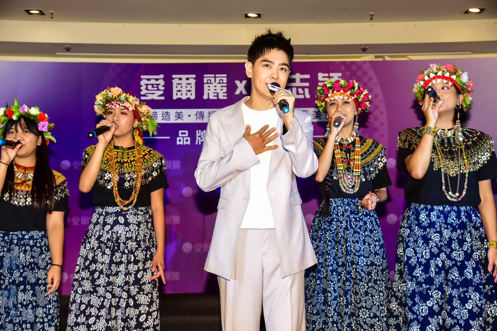 林志穎與Paiwan-pella(排灣貝拉)一起合唱〈十七歲的雨季〉，笑對團員們說：「回去跟你們爸爸媽媽說，他們才知道這首歌。」。