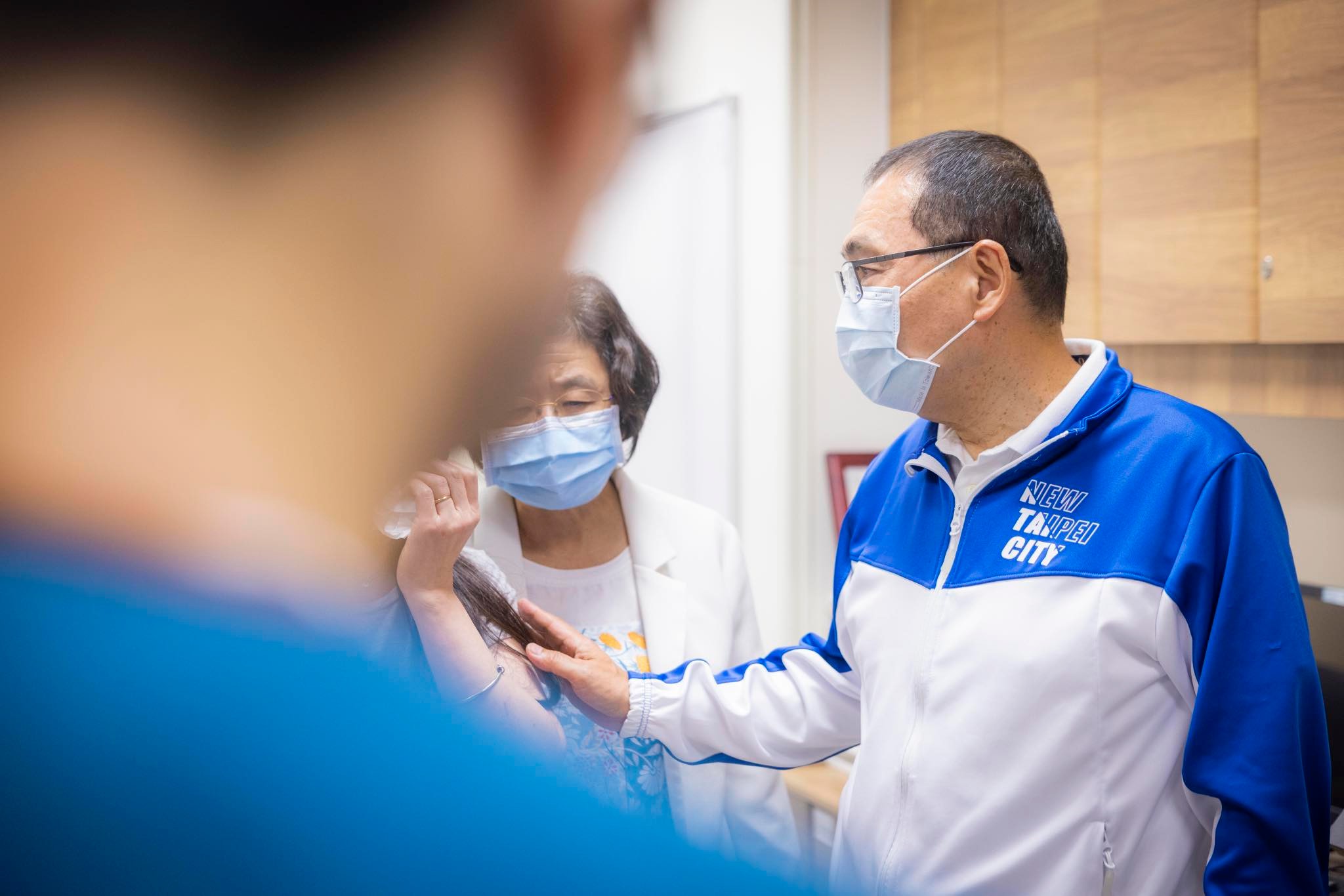 新北市長侯友宜今（20）日上午再次前往醫院探視三峽車禍傷者與家屬。（翻攝自侯友宜臉書）