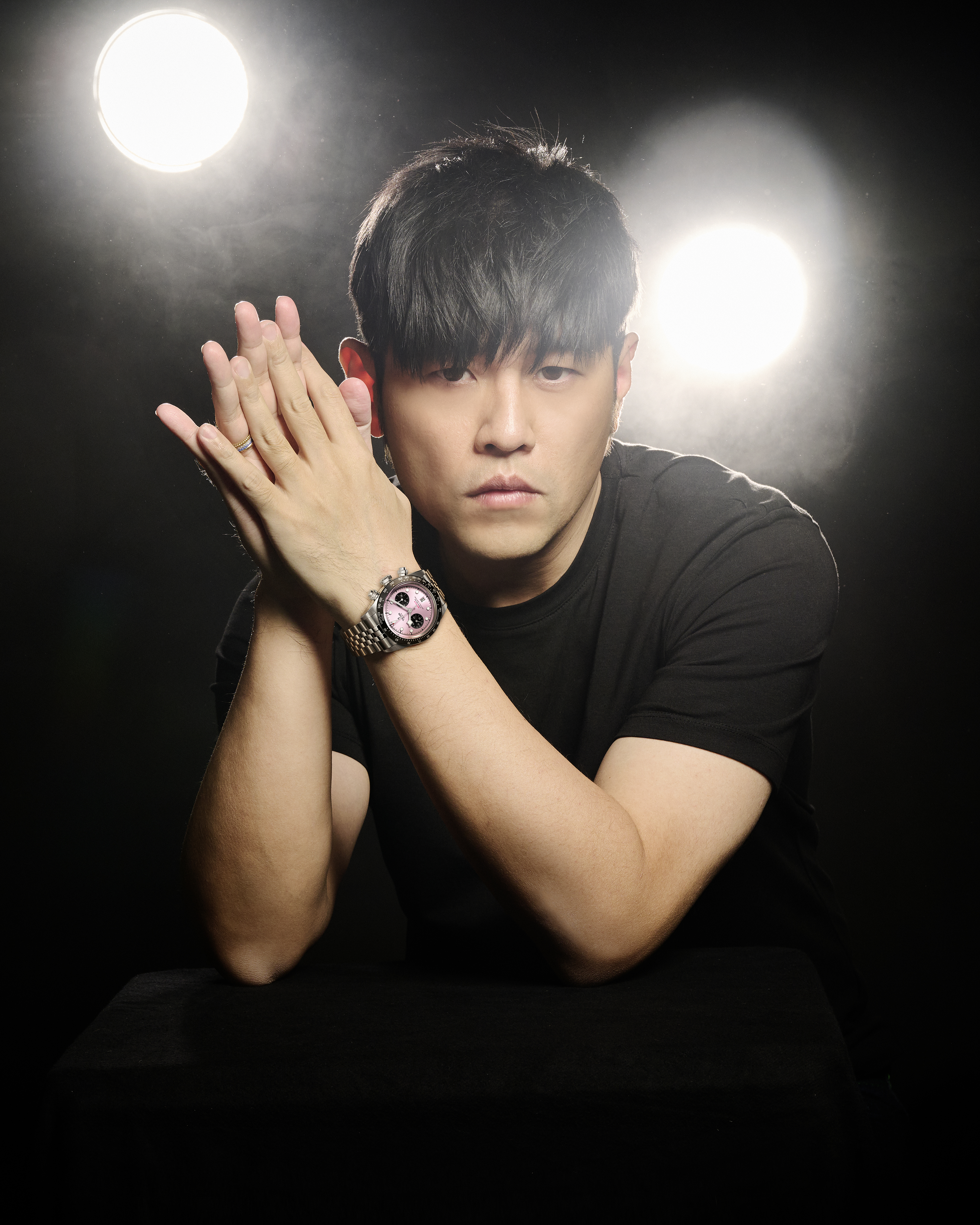 帝舵代言人周杰倫最新的Black Bay Chrono形象照。
