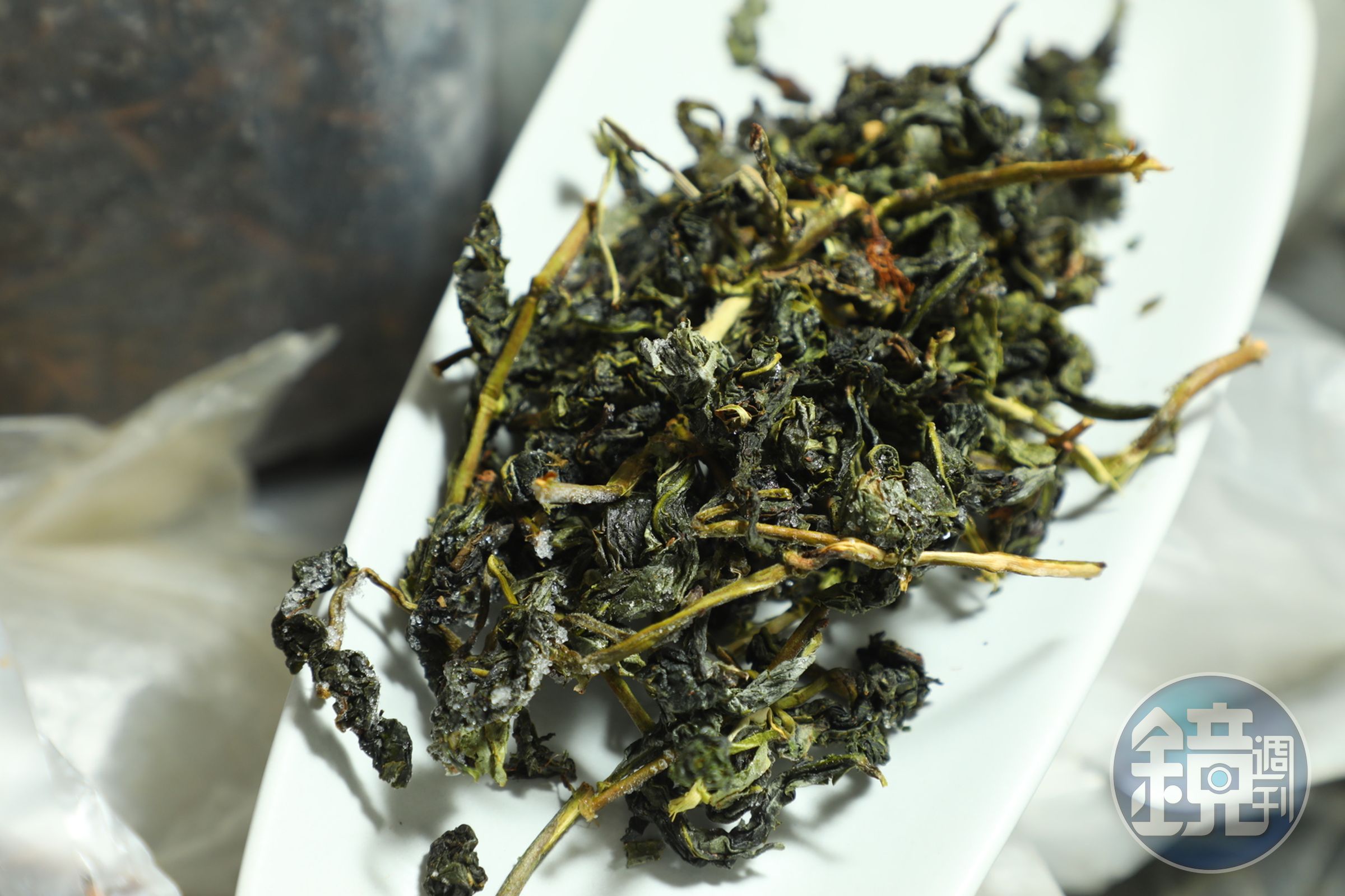 放入冰庫的冷凍茶,茶葉上頭的冰晶就是香氣來源。