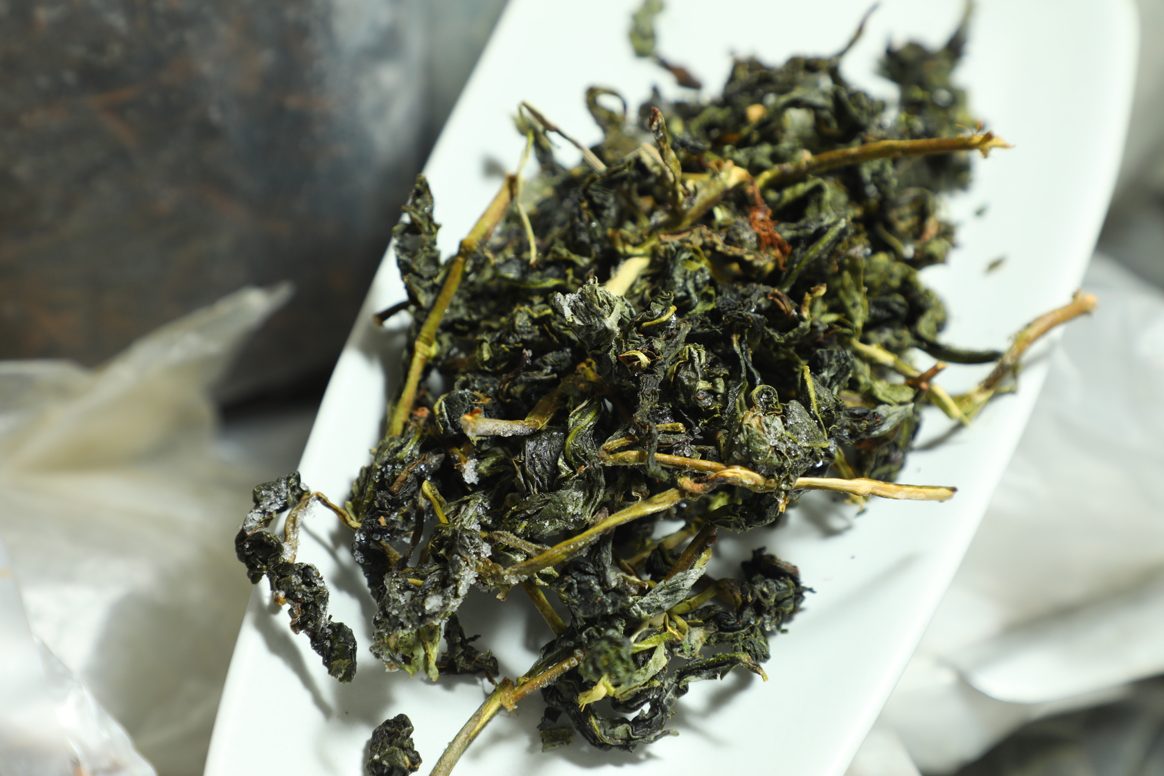 放入冰庫的冷凍茶，茶葉上頭的冰晶就是香氣來源。