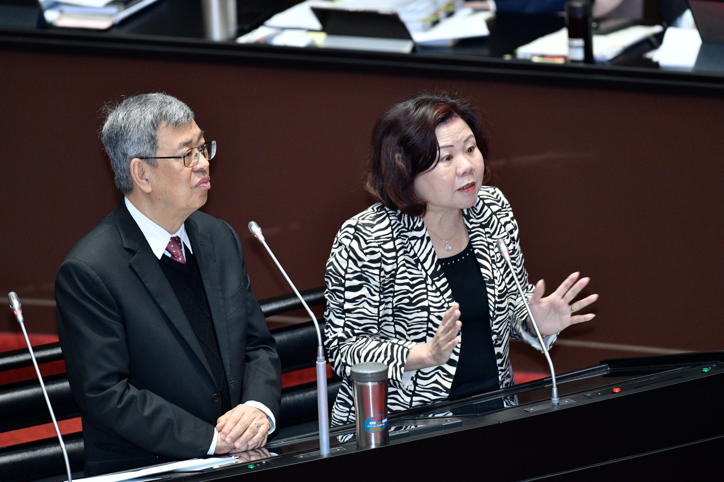 前勞動部長許銘春(右)表態投入民進黨高雄市長初選,形成自家人5搶1的局面。(本刊資料照)