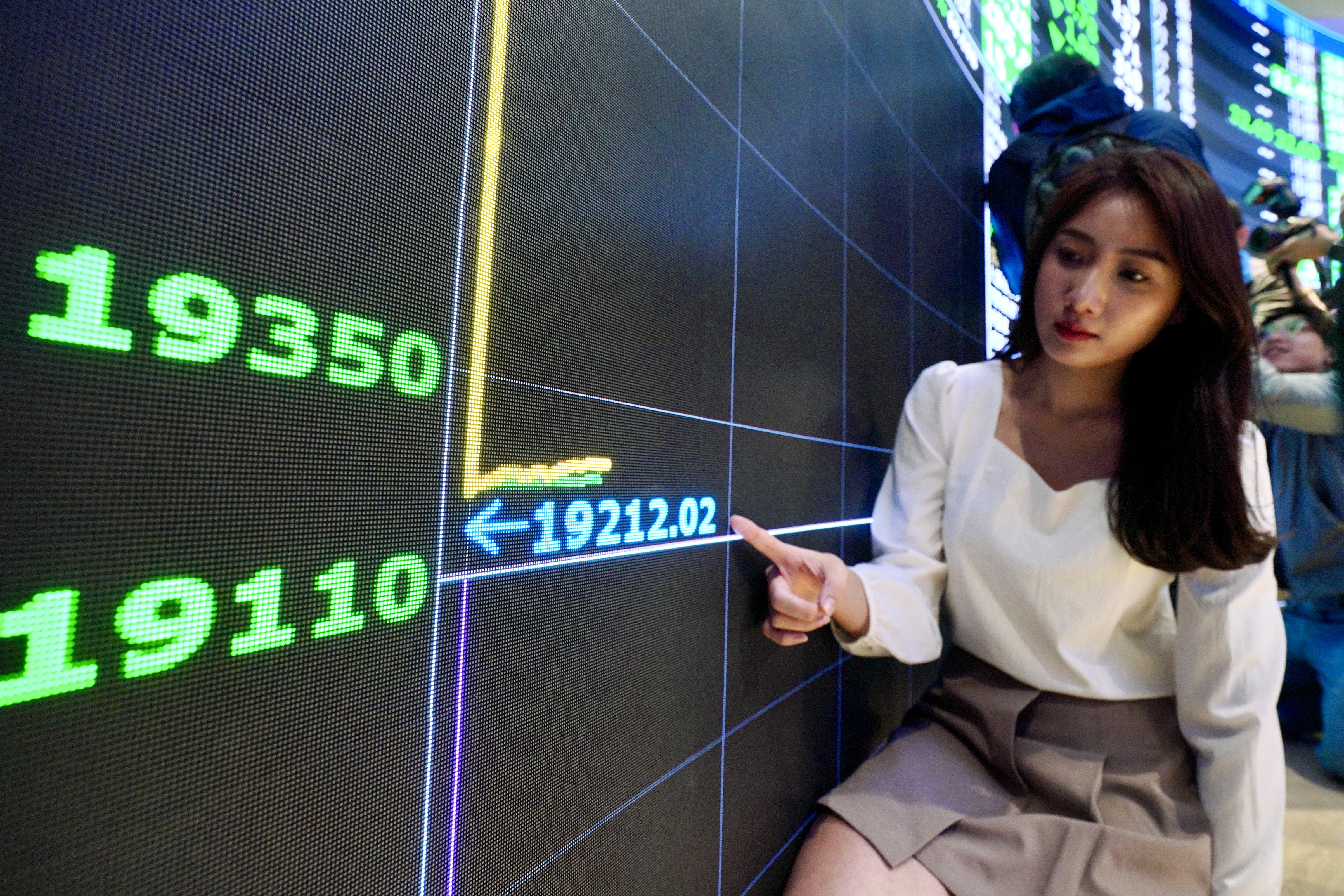 美國總統川普的「關稅大刀」揮向全世界，台股今天開盤重挫超過2000點。