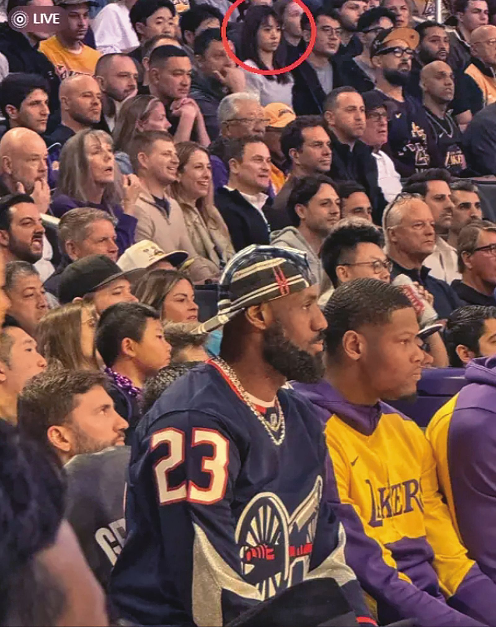 蔡依林赴美拍攝MV時，被捕捉到她零偽裝坐在NBA觀眾席看球。（翻攝自小紅書）