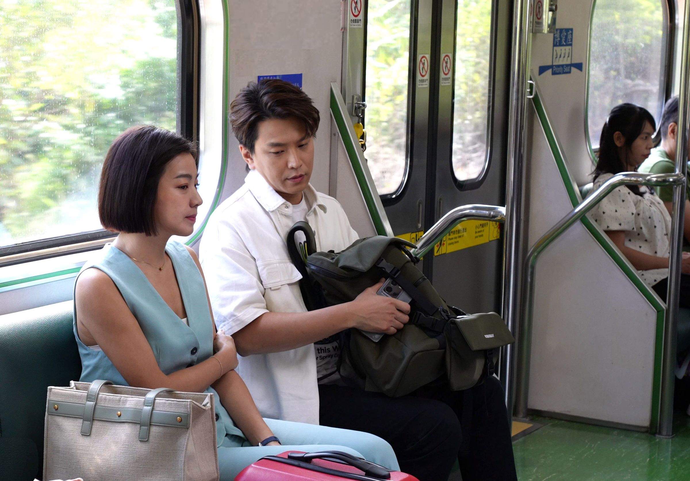 米可白和蕭景鴻劇中在火車上相遇，從此走進彼此生命裡。（台視提供）