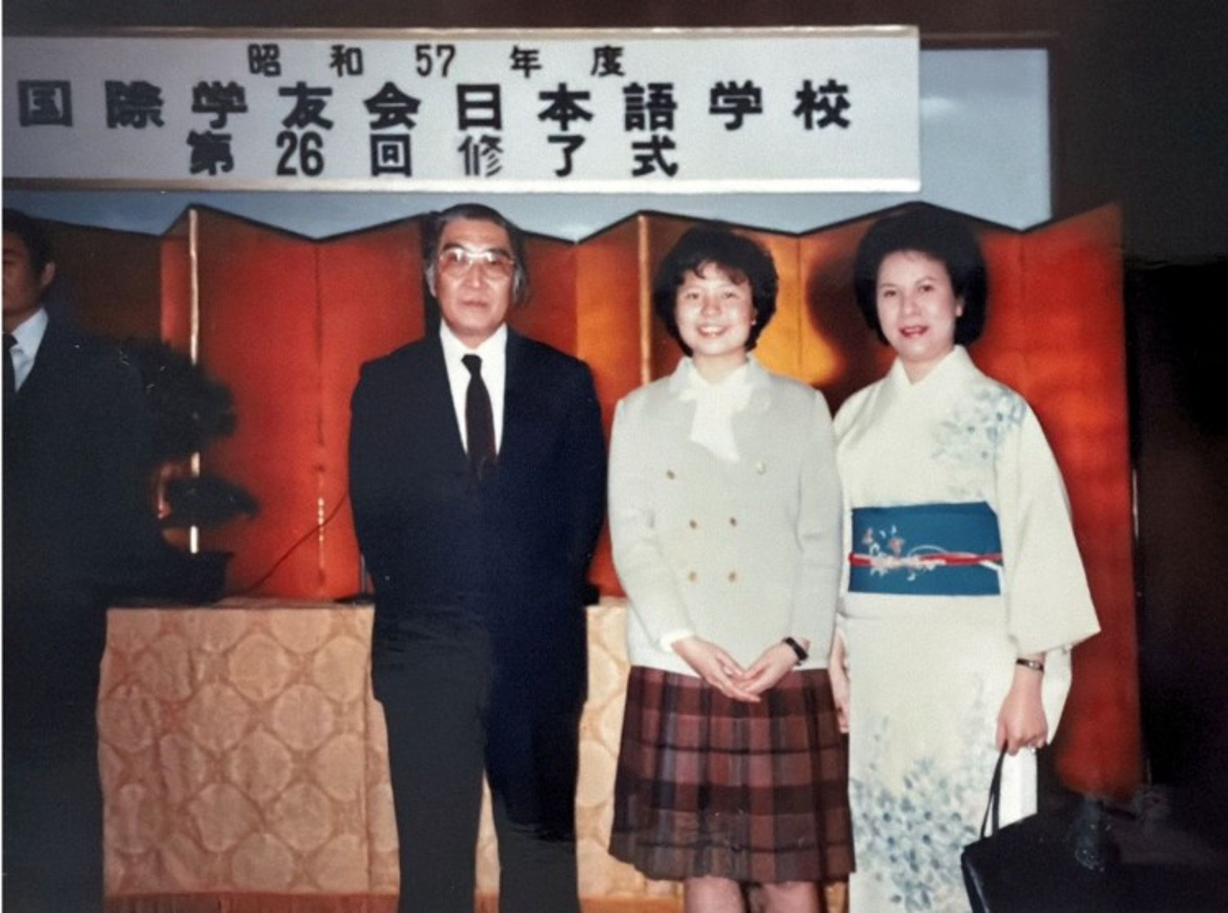 曾婷婷(中)18歲就到日本讀書,母親(右)特地赴日參加她在語文學校的畢業典禮。(曾婷婷提供)