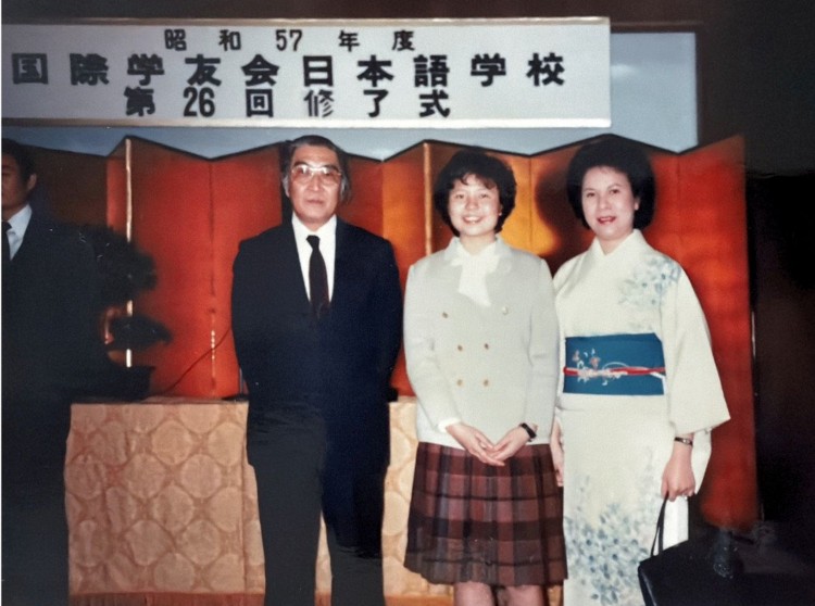 曾婷婷（中）18歲就到日本讀書，母親（右）特地赴日參加她在語文學校的畢業典禮。（曾婷婷提供）