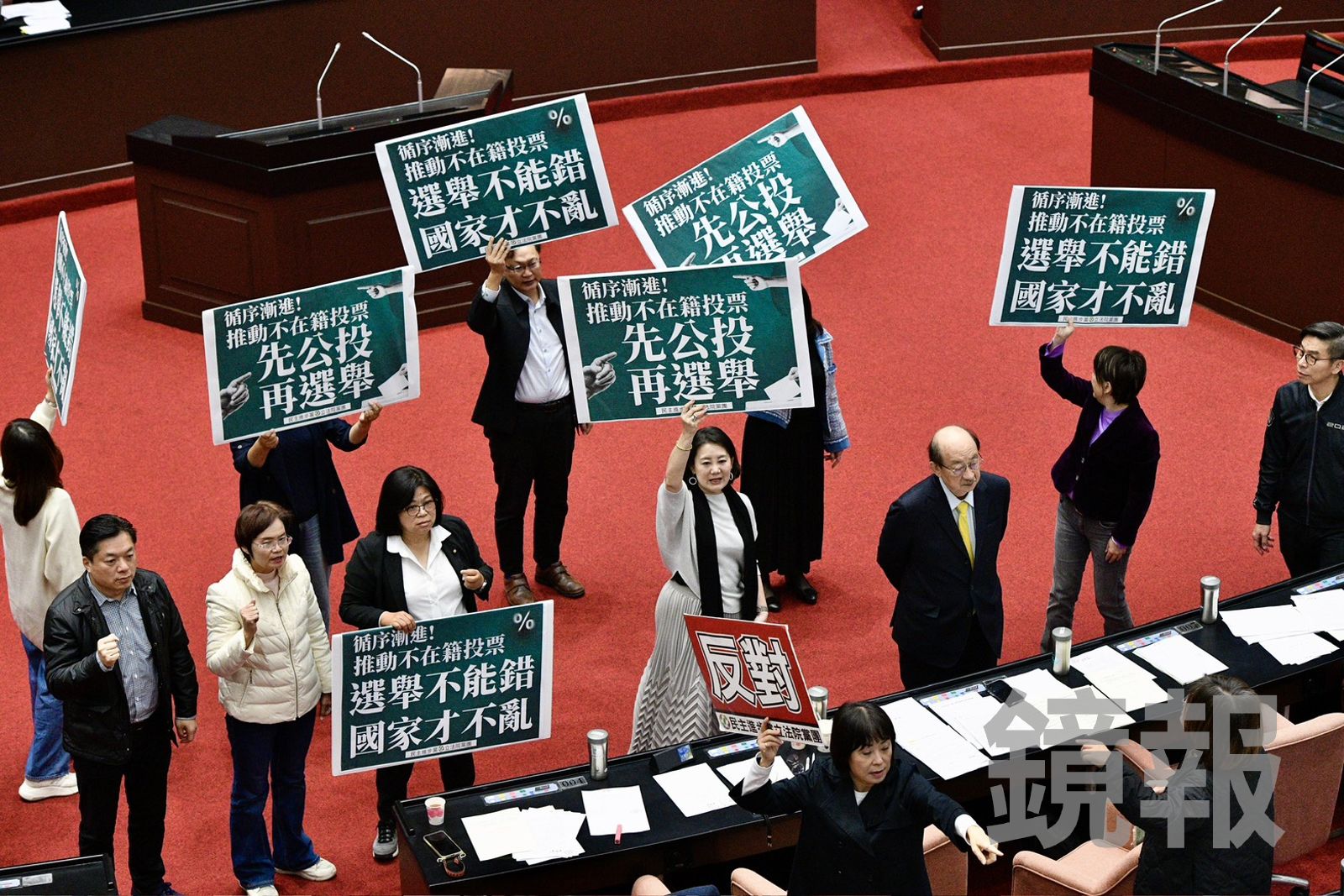 藍白聯手!不在籍投票法草案逕付二讀 綠營憂「為境外勢力開後門」