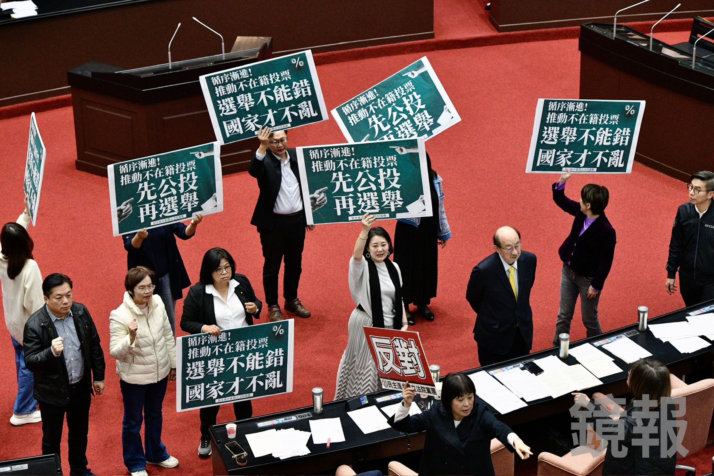 「不在籍投票法草案」最終以贊成60票、反對50票的結果通過，跳過委員會實質審查程序，全案順利交付協商。（鏡報李智為）