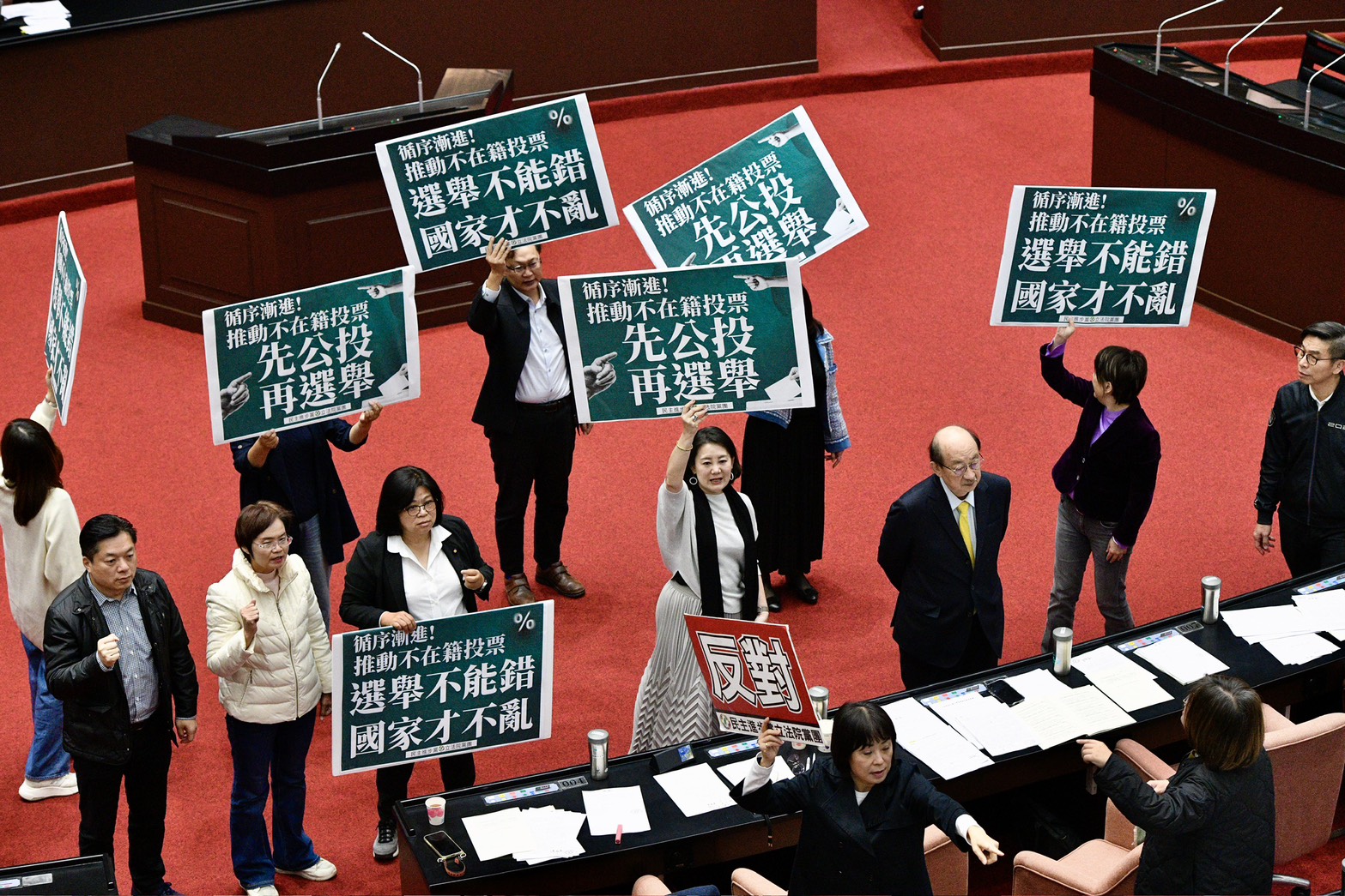 「不在籍投票法草案」最終以贊成60票、反對50票的結果通過,跳過委員會實質審查程序,全案順利交付協商。(鏡報李智為)