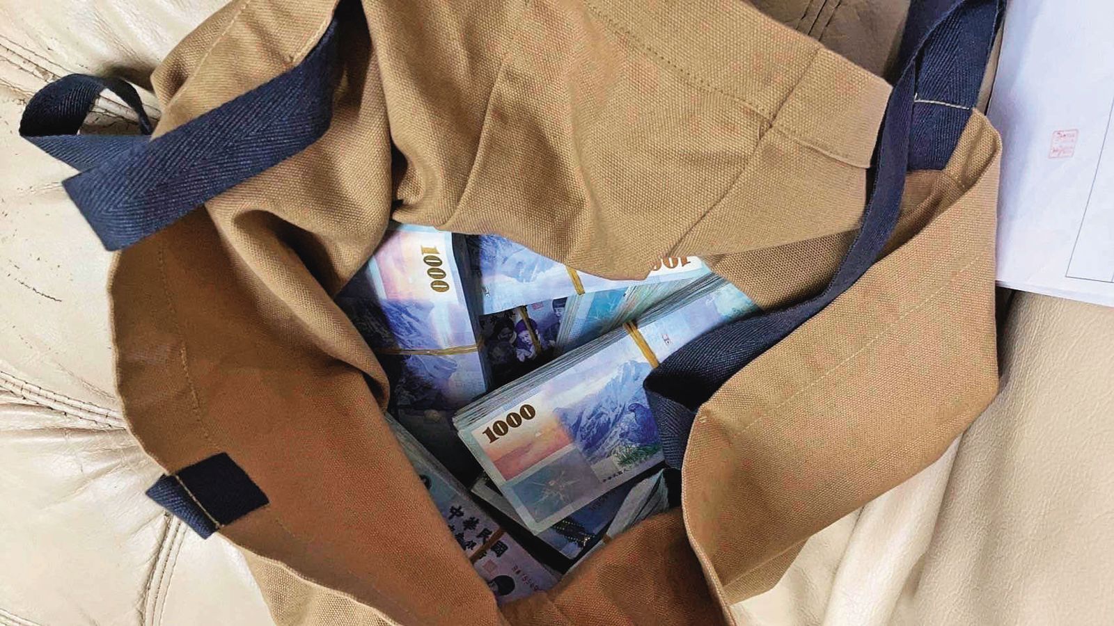 警方在陳鑒背包裡發現另一筆剛騙來的200萬元現金。（圖／海山分局提供）